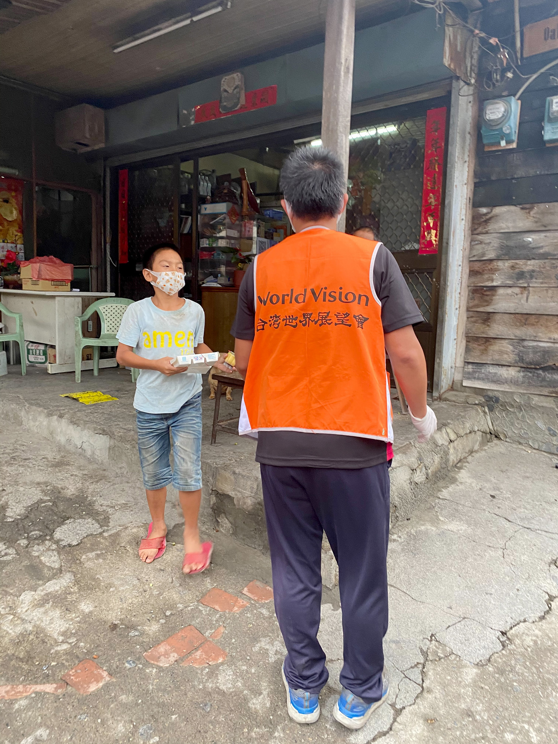 南投仁愛鄉萬豐國小的余健智老師，是展望會的自立青年，疫情停課後，因擔心部落兒少沒有穩定餐食，在防疫前提下，和展望會部落廚房的媽媽們合作，製作便當送到部落兒少家中。