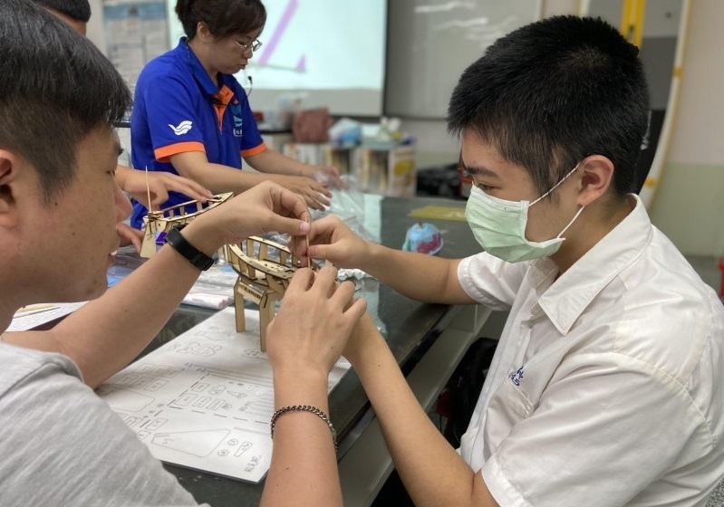 新店高中林健彰同學雖然全盲但仍選擇一般高中就讀，克服心理陰影並面對生活種種障礙，對學習保有熱情並積極參與各種課程及服務活動。