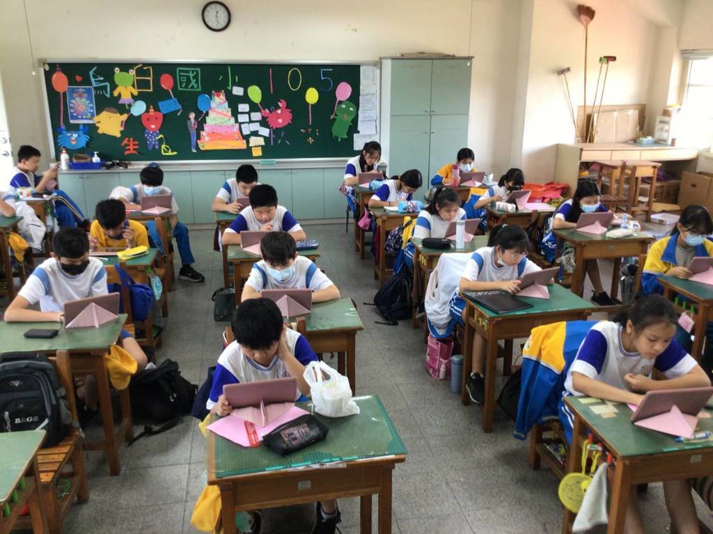 學生每人一臺iPad練習解題（圖片來源：烏日國小）