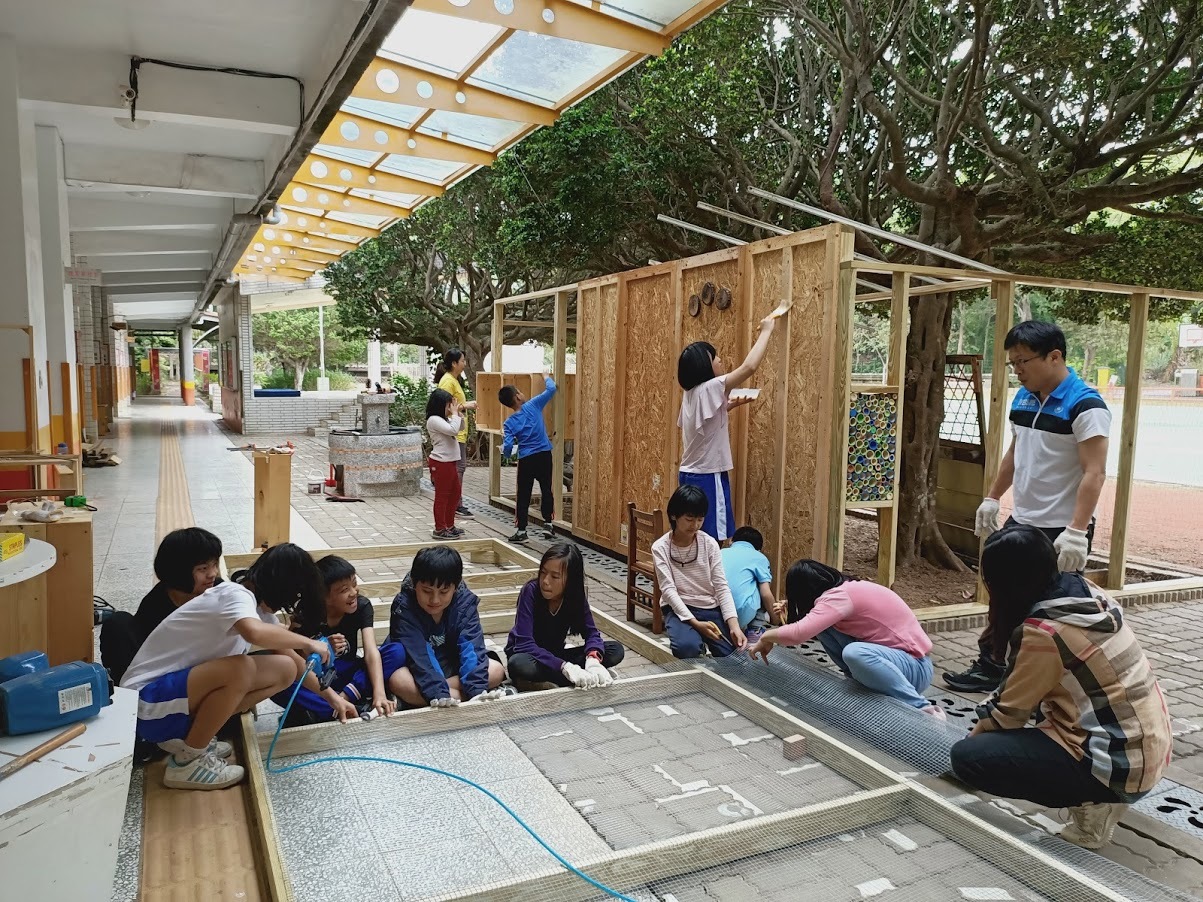 師生利用廢棄棧板一起打造智能雞舍（圖片來源：大坪分校）