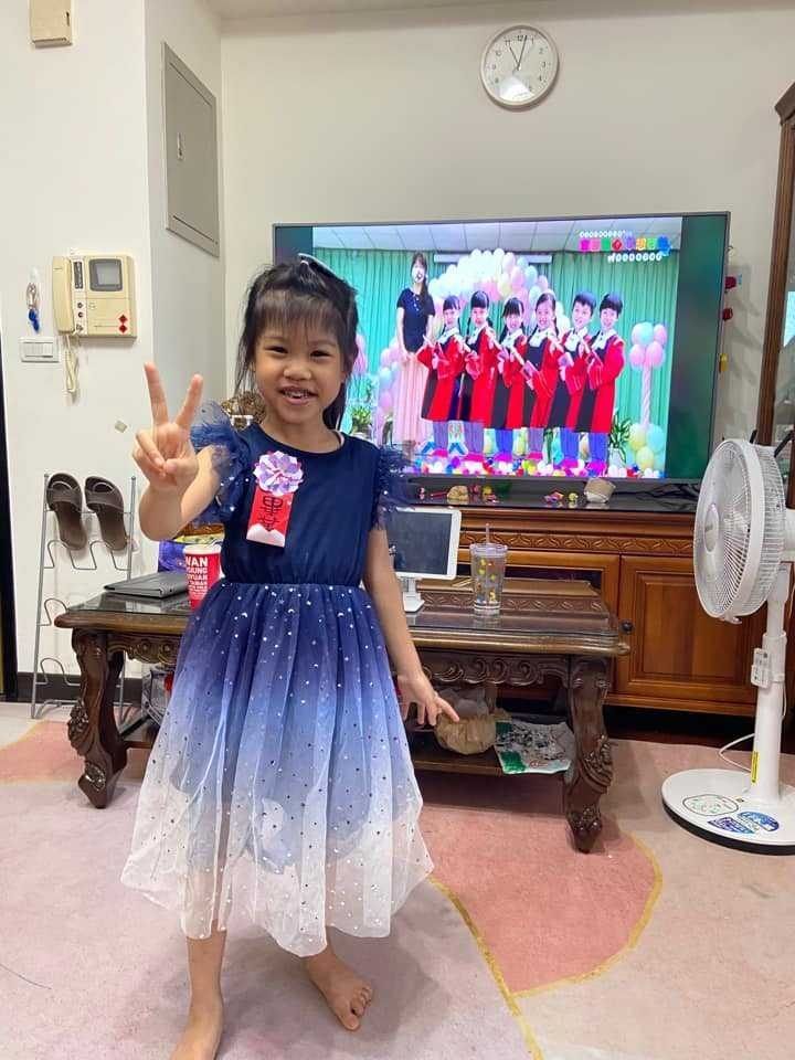 畢業生盛裝打扮在家參加畢業典禮