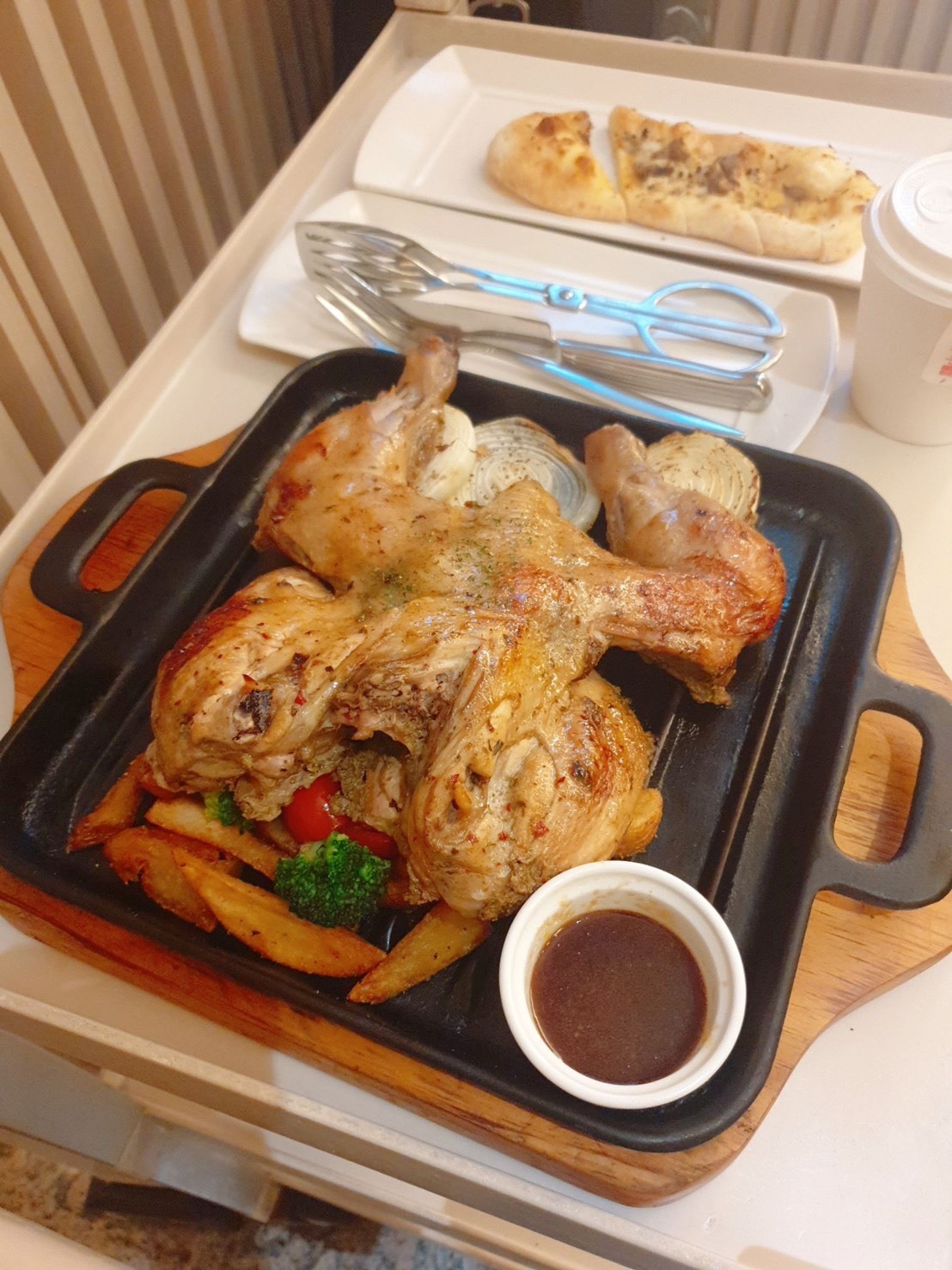 竹市防疫旅館供入住隔離者不同餐點。(新竹市政府提供)