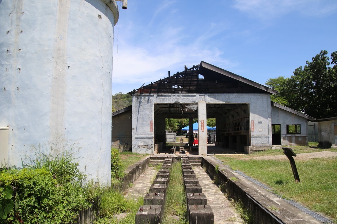 臺東機關車庫東臺灣3大機關車庫中，碩果僅存的木構造機關車庫，民國90年登錄為歷史建築，105年尼伯特颱風侵襲嚴重受損。