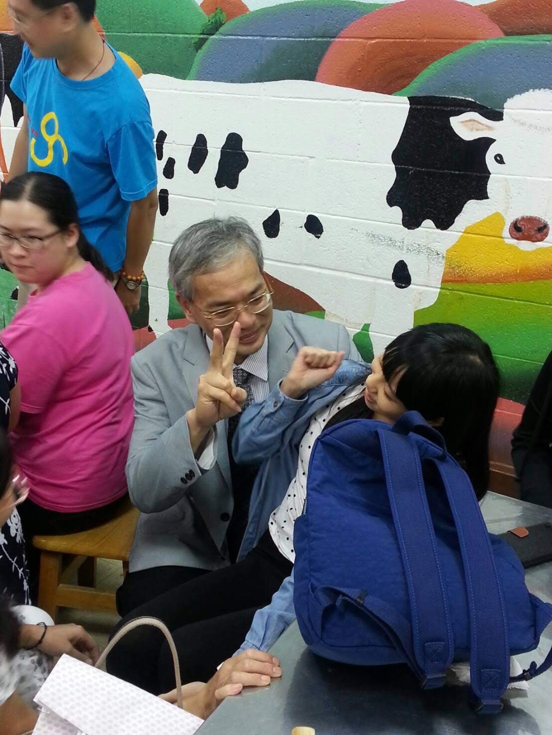 李欣恬與她的主治醫師—現任台北榮總副院長陳威明互動如同家人。(李欣恬提供)