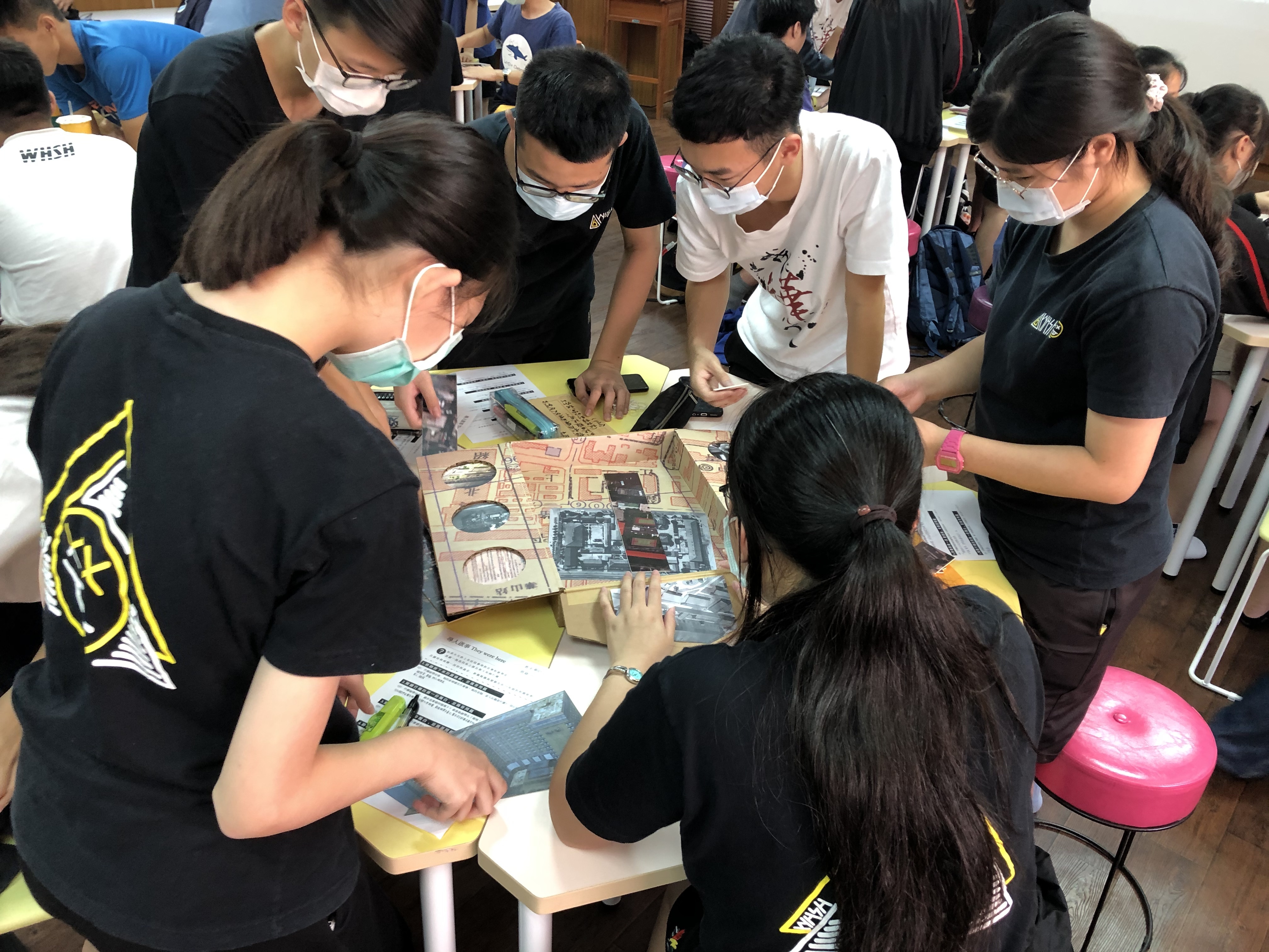 「昨日招待所」教具箱系列之一「尋人啟事」在臺中市立文華高中進班測試使用。(人權館提供)