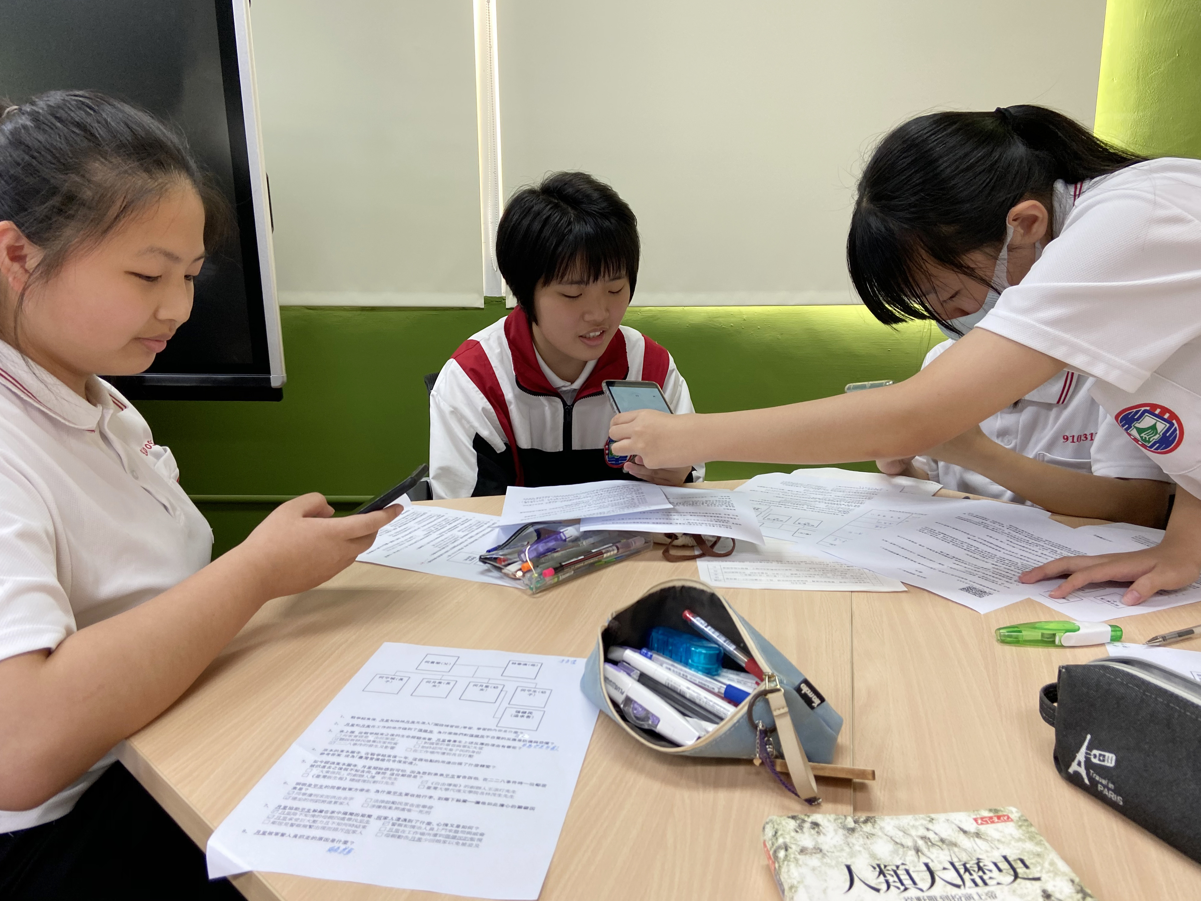 「昨日招待所」教具箱系列之一「穿越時空找回他們的聲音」在新北市立三重高中進班測試。(人權館提供)