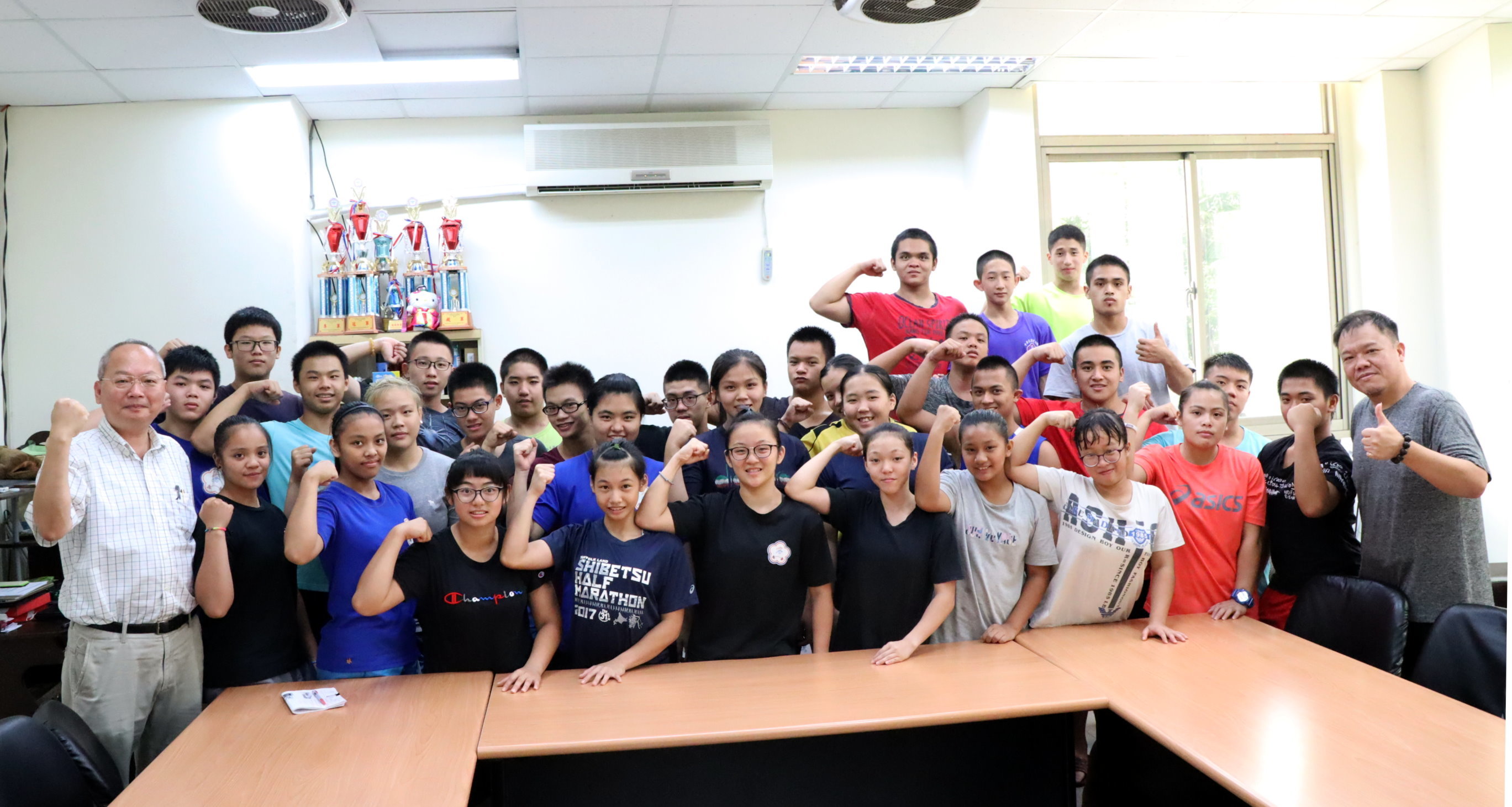 高雄中學新任校長莊福泰(左1)