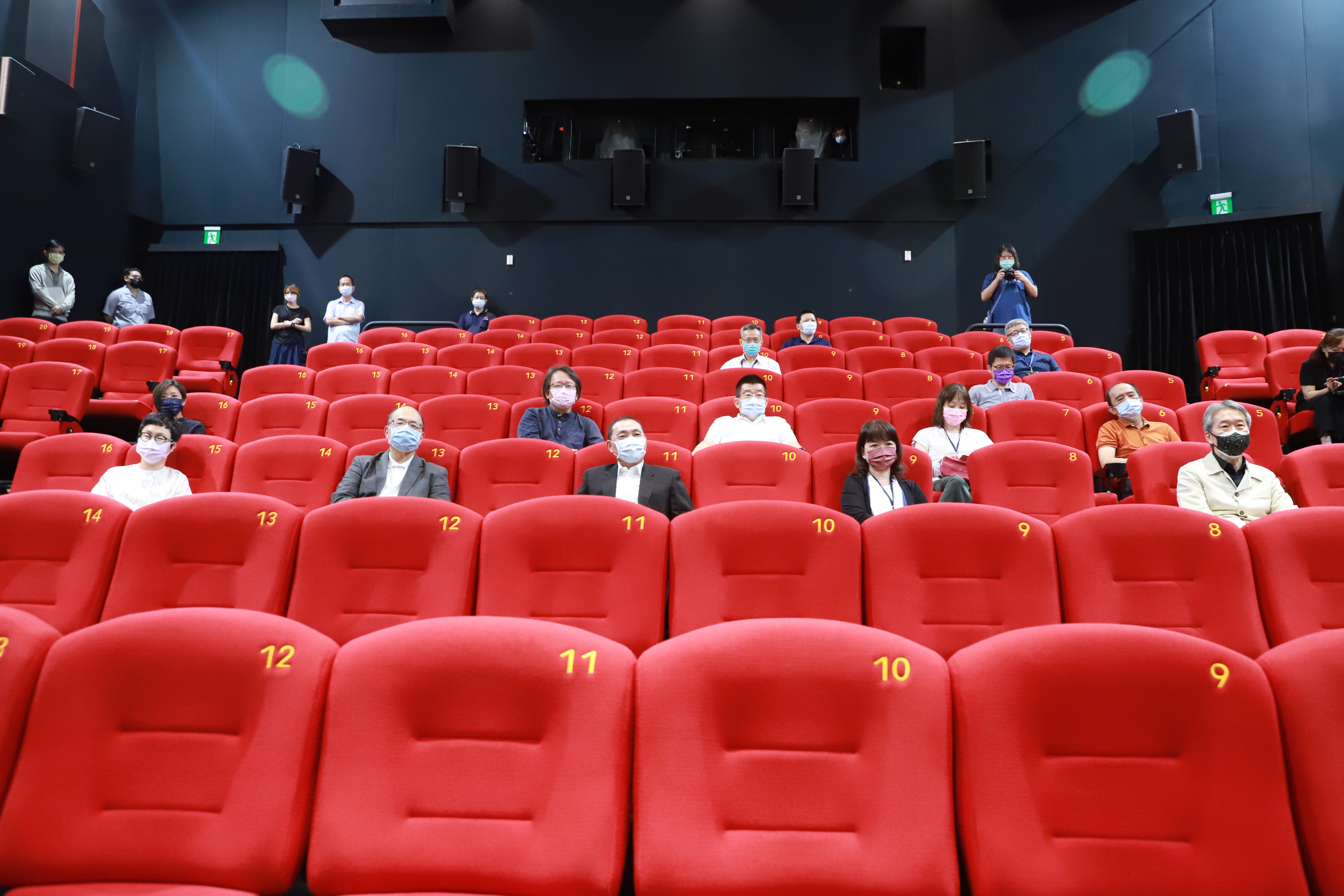 新北市長侯友宜(前排中)、文化部政務次長李靜慧(前排右2)、國家電影及視聽文化中心董事長藍祖蔚(前排左2)等貴賓一同體驗放映廳。
