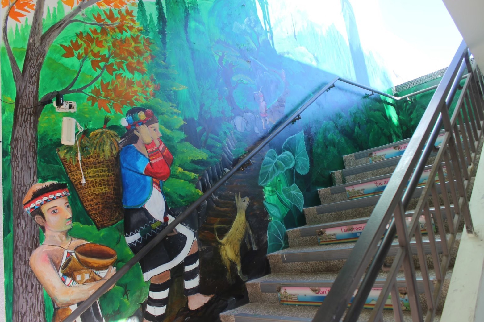 樓梯口也很原民風