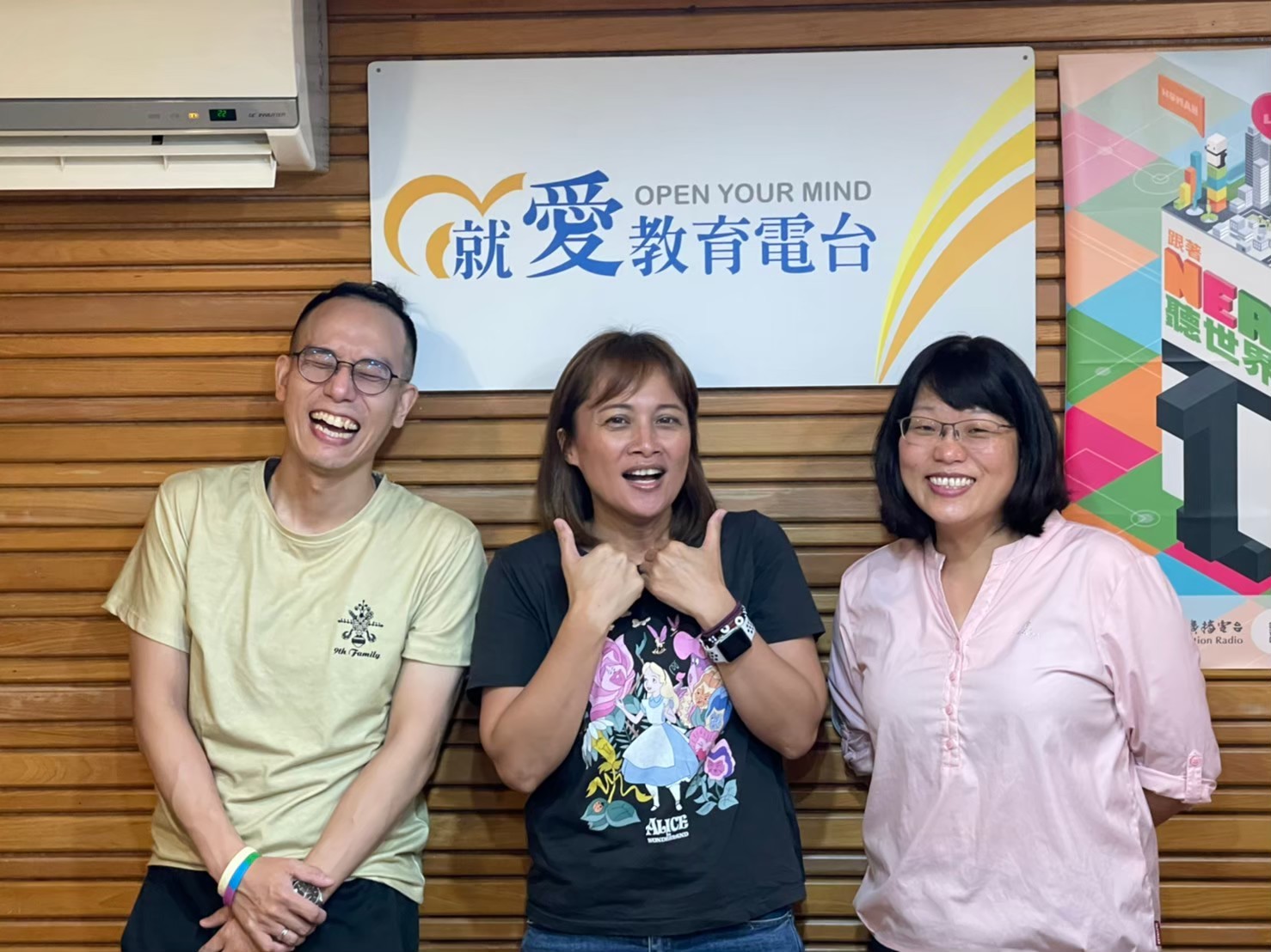 主持人與來賓合照（左起維廉老師、主持人sasa、育純主任）