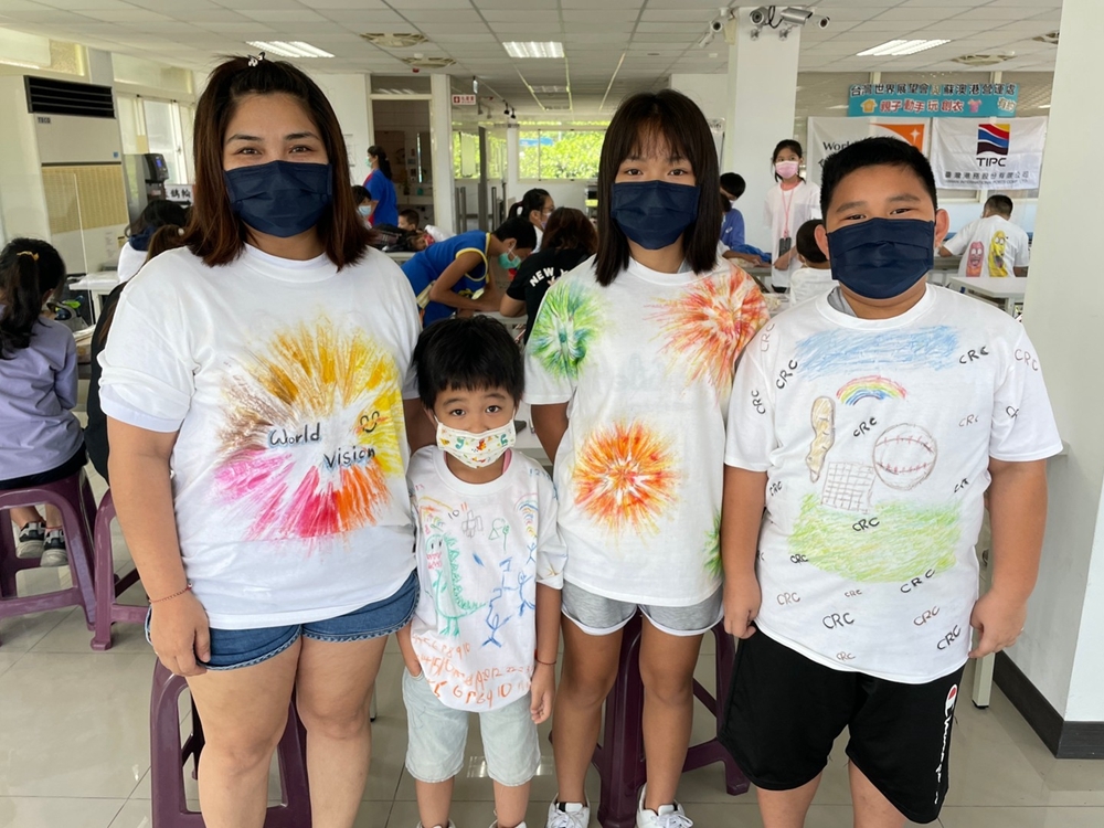 一家人穿上自己畫的衣服