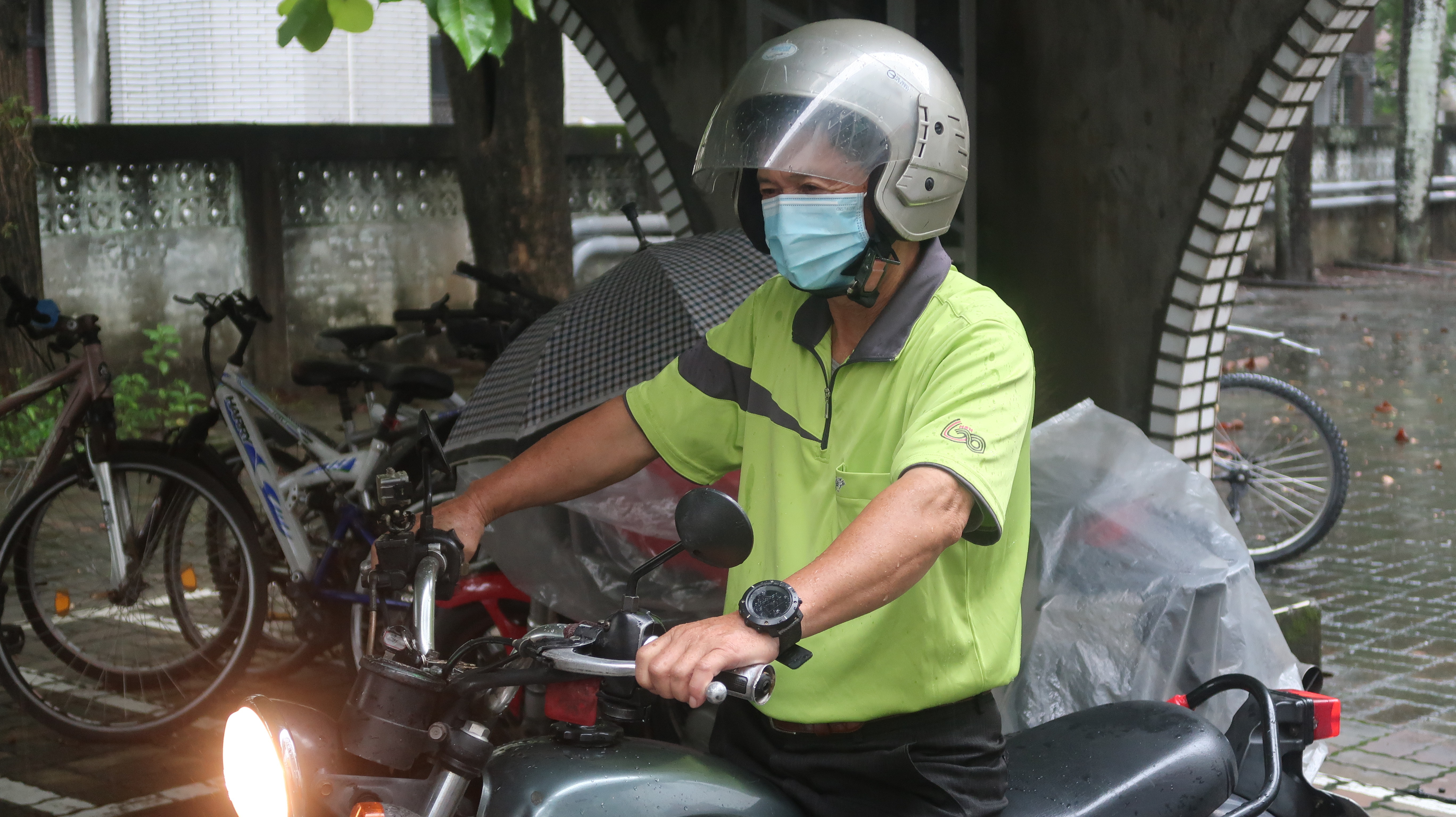 騎著打檔車，呂清森先生是校園最美的風景之一