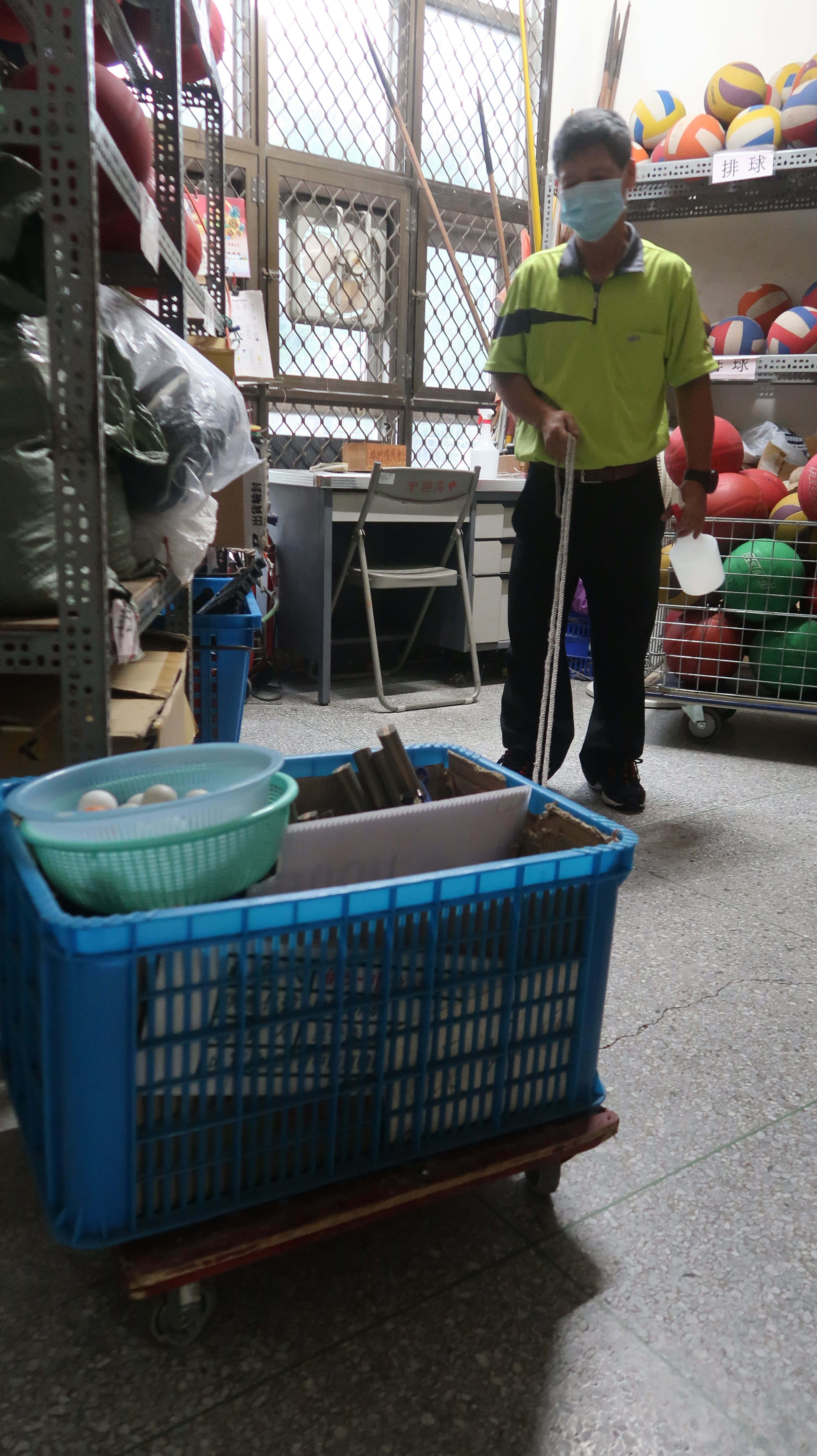 籃子加裝輪子，器材搬運更方便