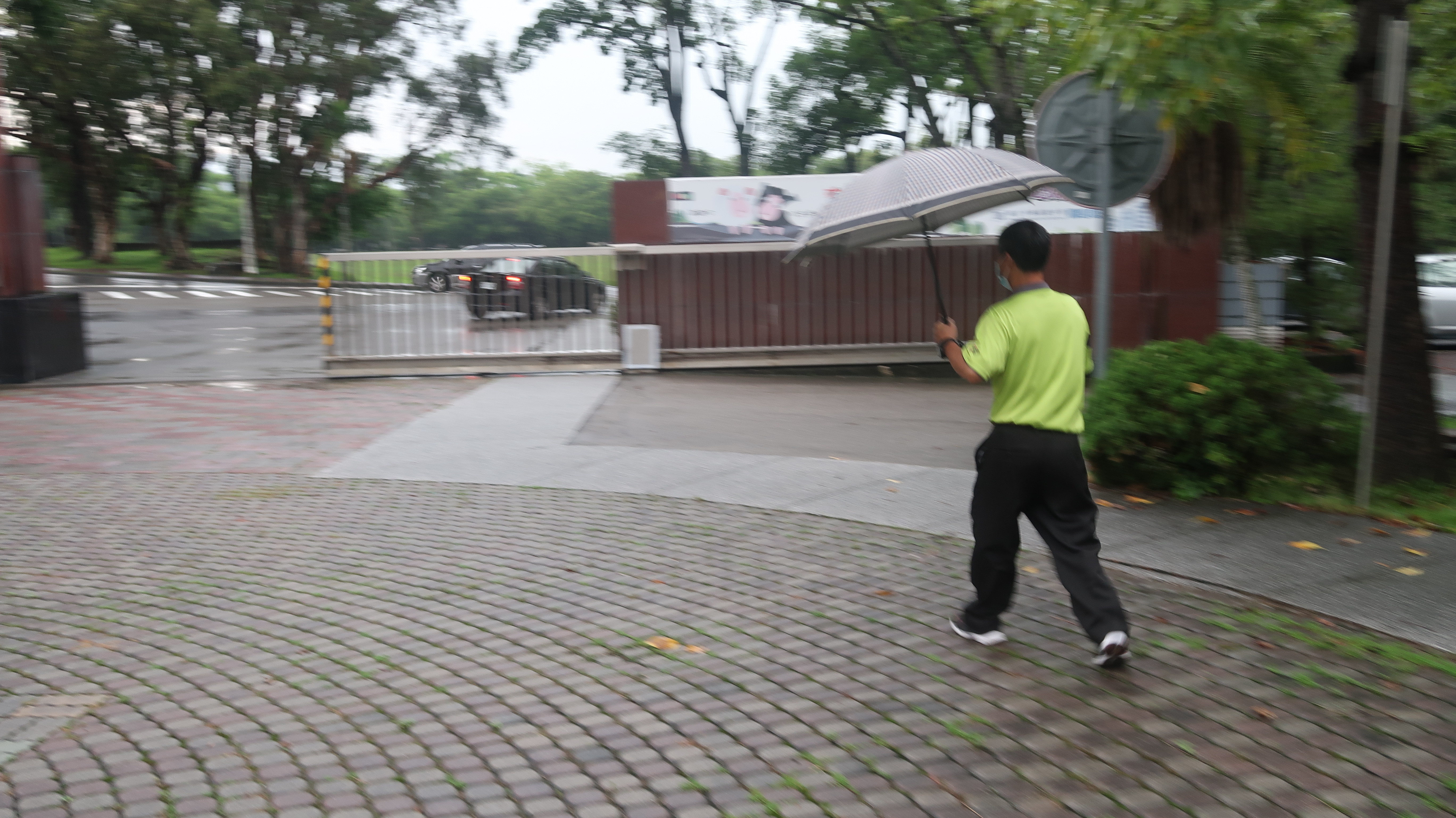 在中興高中隨時可以看見阿伯的身影