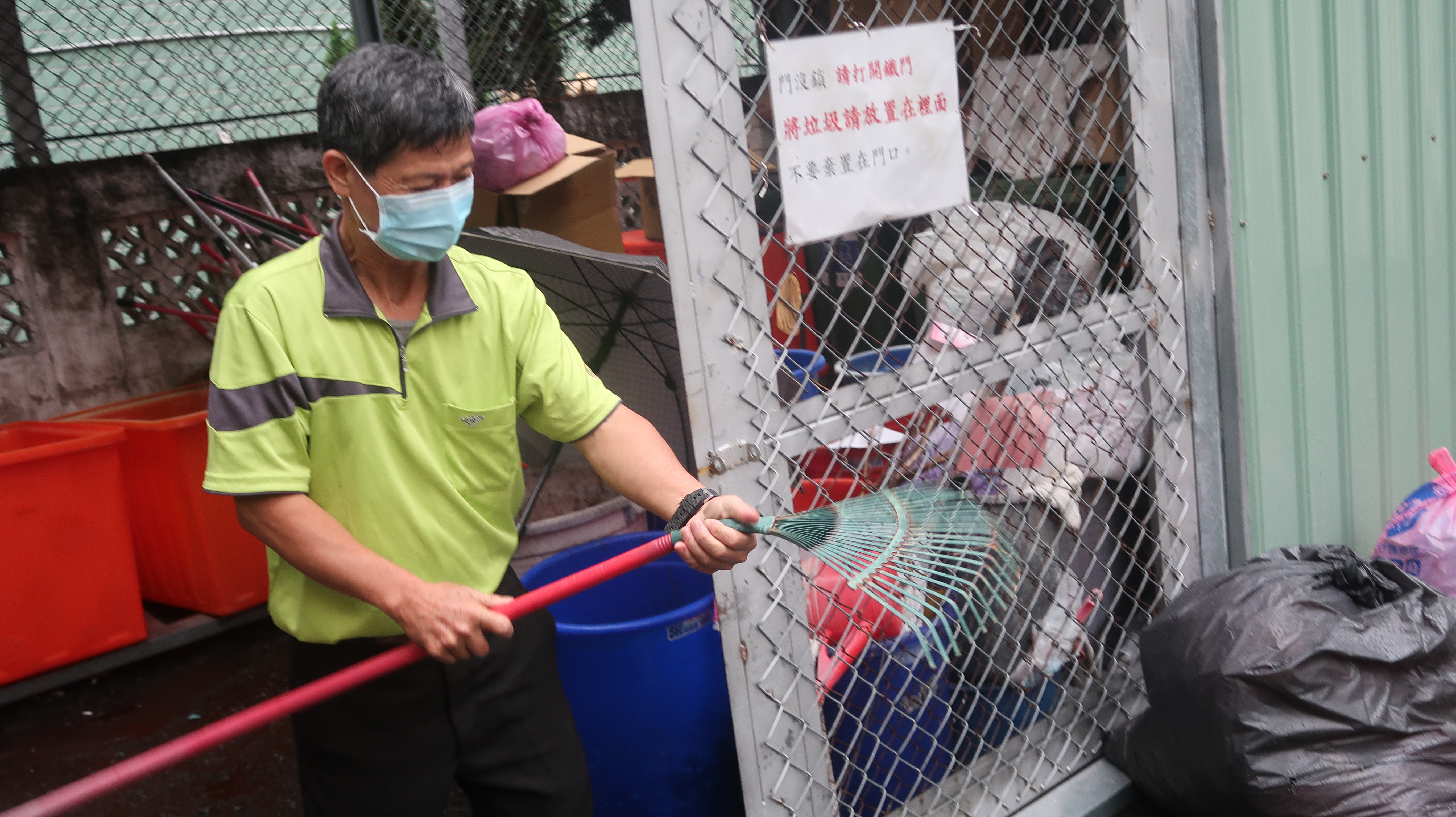 阿伯巧手，壞了的掃把，二支可能又變成一支