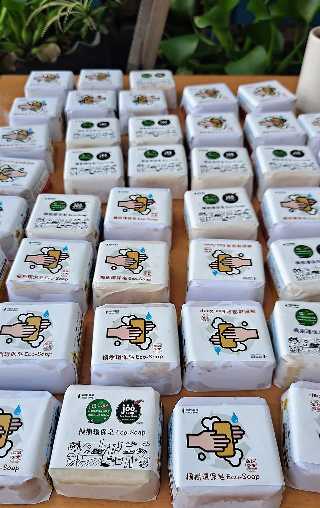 江鳳英老師推動回收油製作家事皂來讓地球更乾淨(圖片來源：楓樹社區誠實商店臉書專頁)