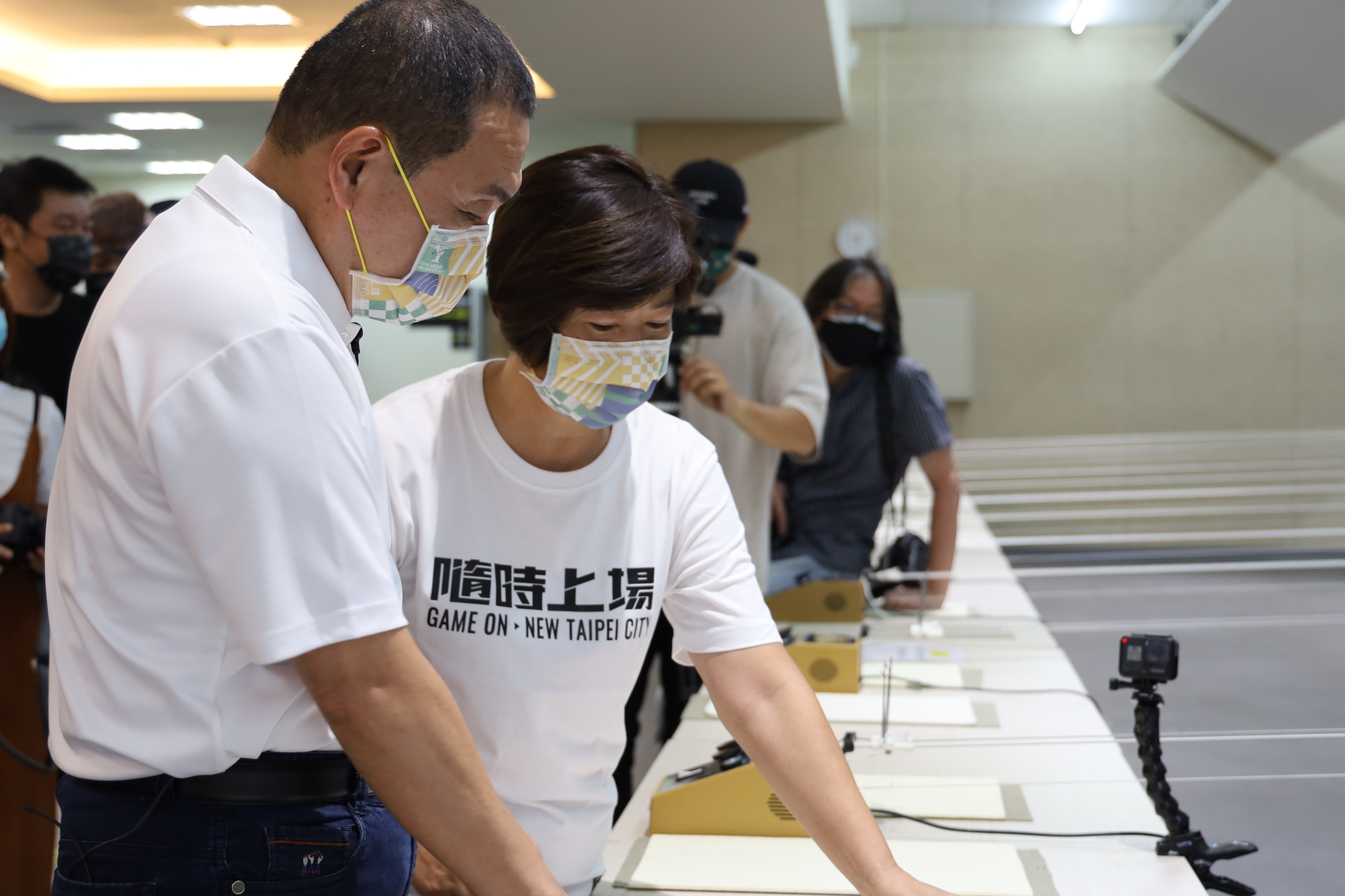 教練陳秋燕跟市長說明空氣槍射擊