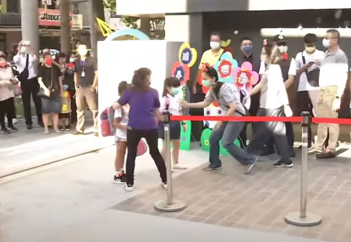 開學了!學生在老師和志工引導下進入校園