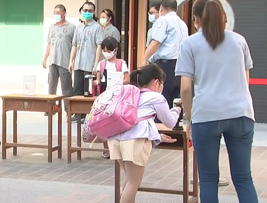 學生入校要戴口罩、消毒雙手，落實防疫措施