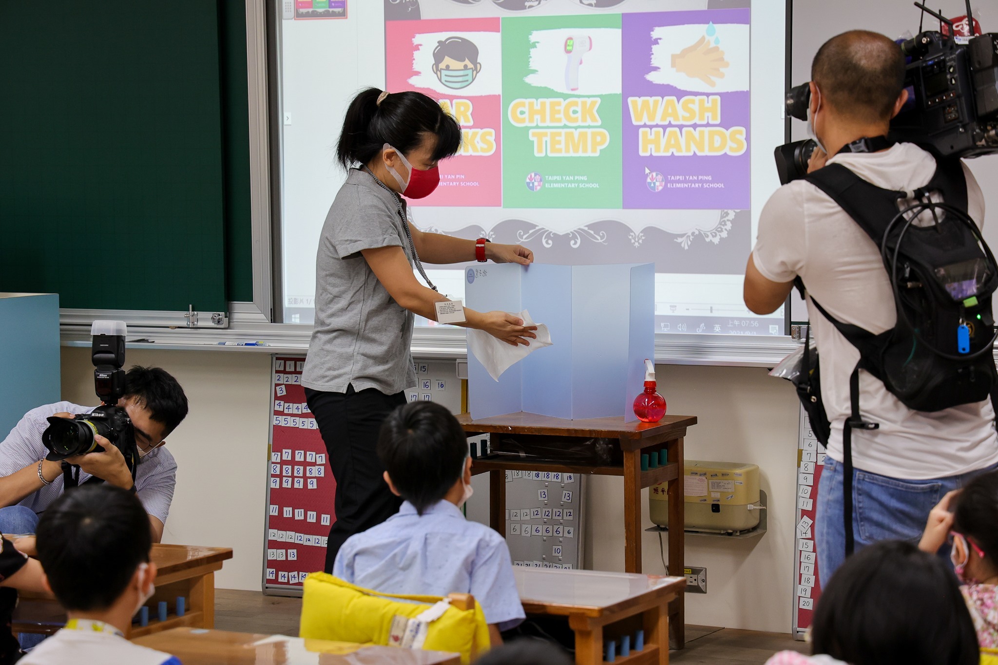 老師說明防疫隔板的使用和消毒方法