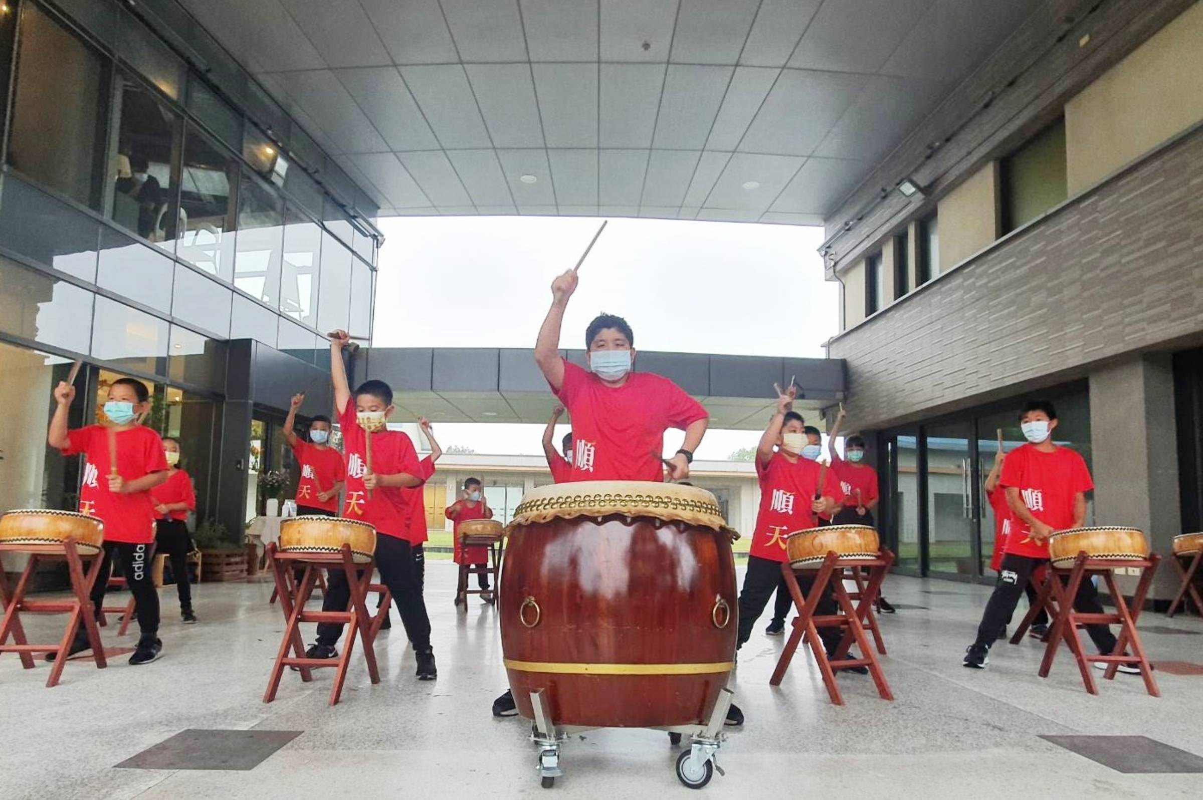 臺東順天書屋學童成立順天戰鼓團，獲九天民俗技藝團無償授權《齊天戰鼓》及《怒濤》2首曲目。