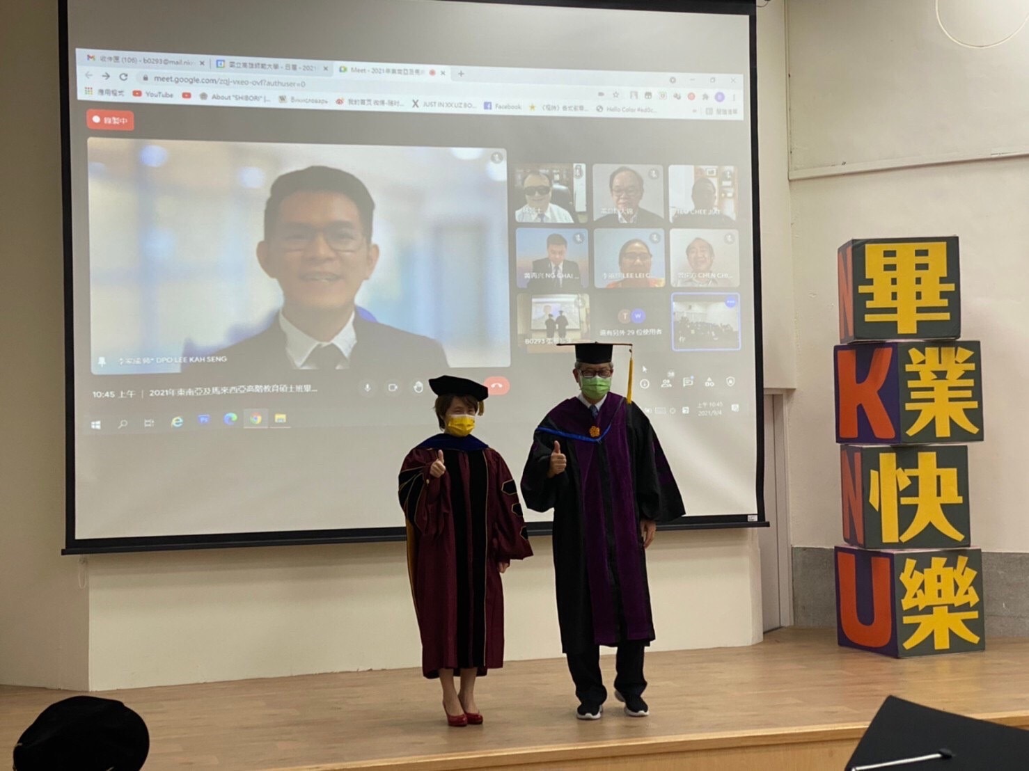 吳校長和教育學院楊院長與高階教育經營與行政管理馬來西亞境外碩士專班畢業生代表