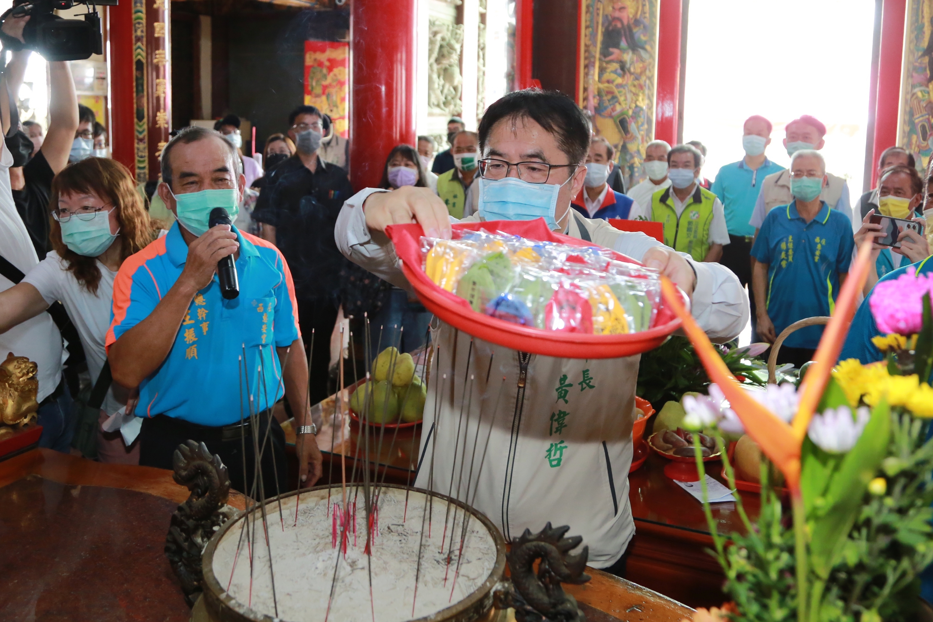 黃偉哲市長將庇護平安的「菱炭御守」過香爐