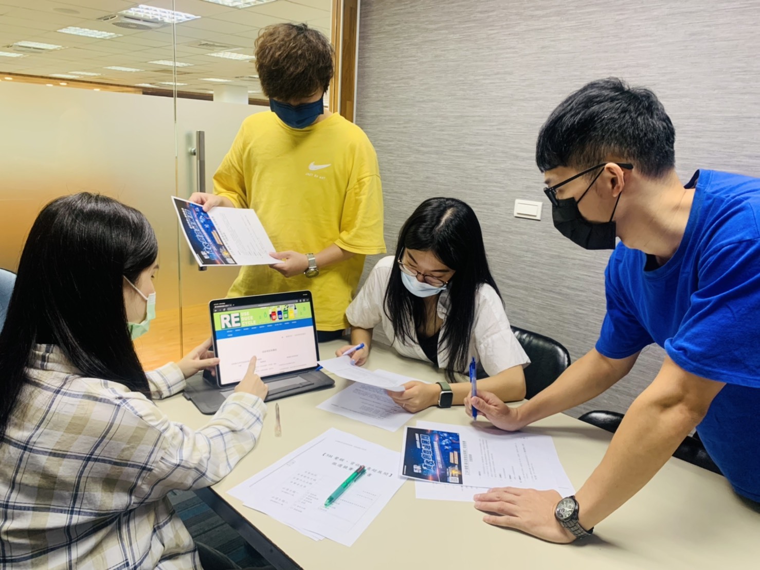 只要是大專院校的學生，包含碩士、博士、進修部、在職專班等，都能組隊或獨自參加