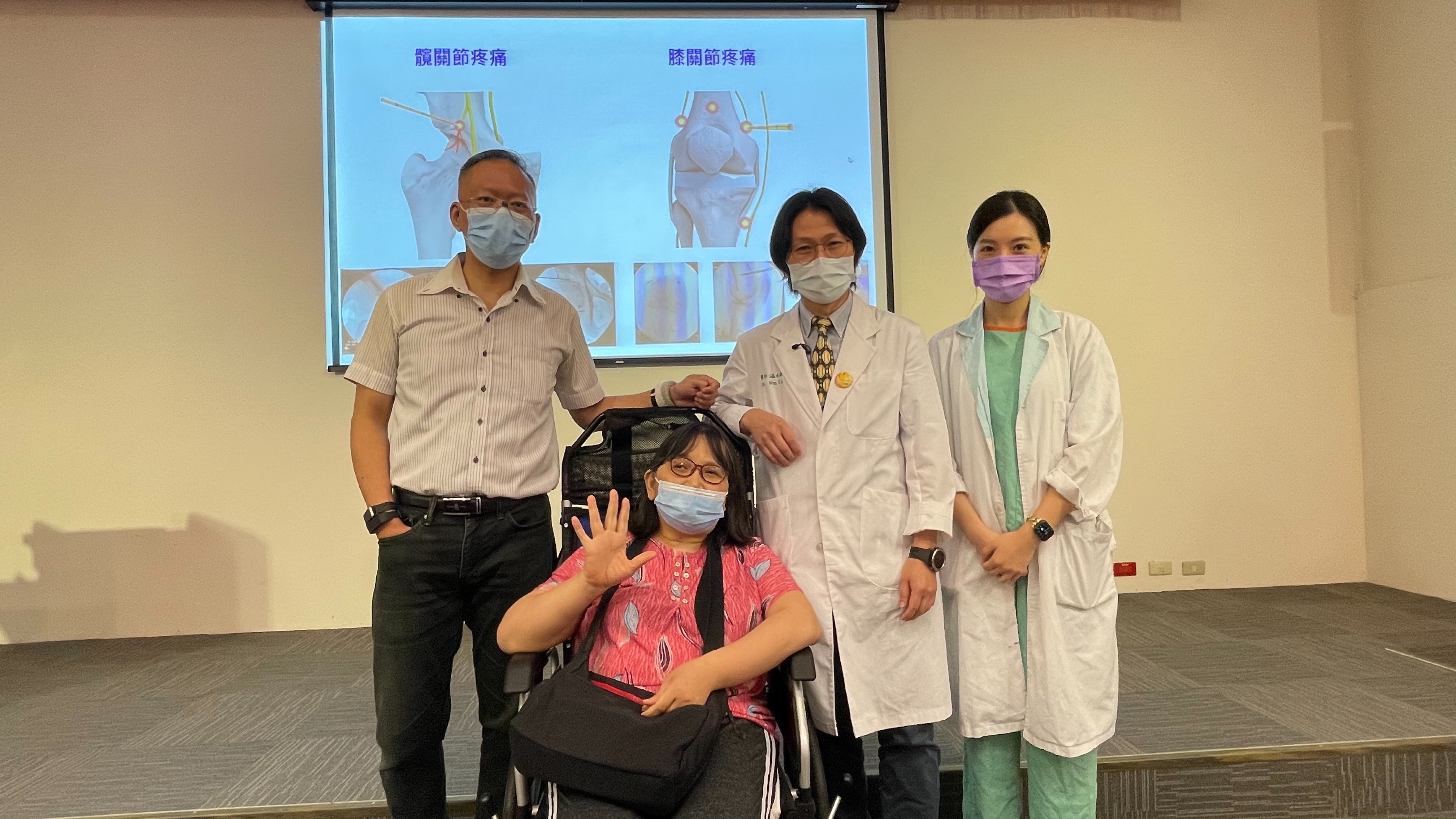 患者曾先生夫婦與溫主任合影