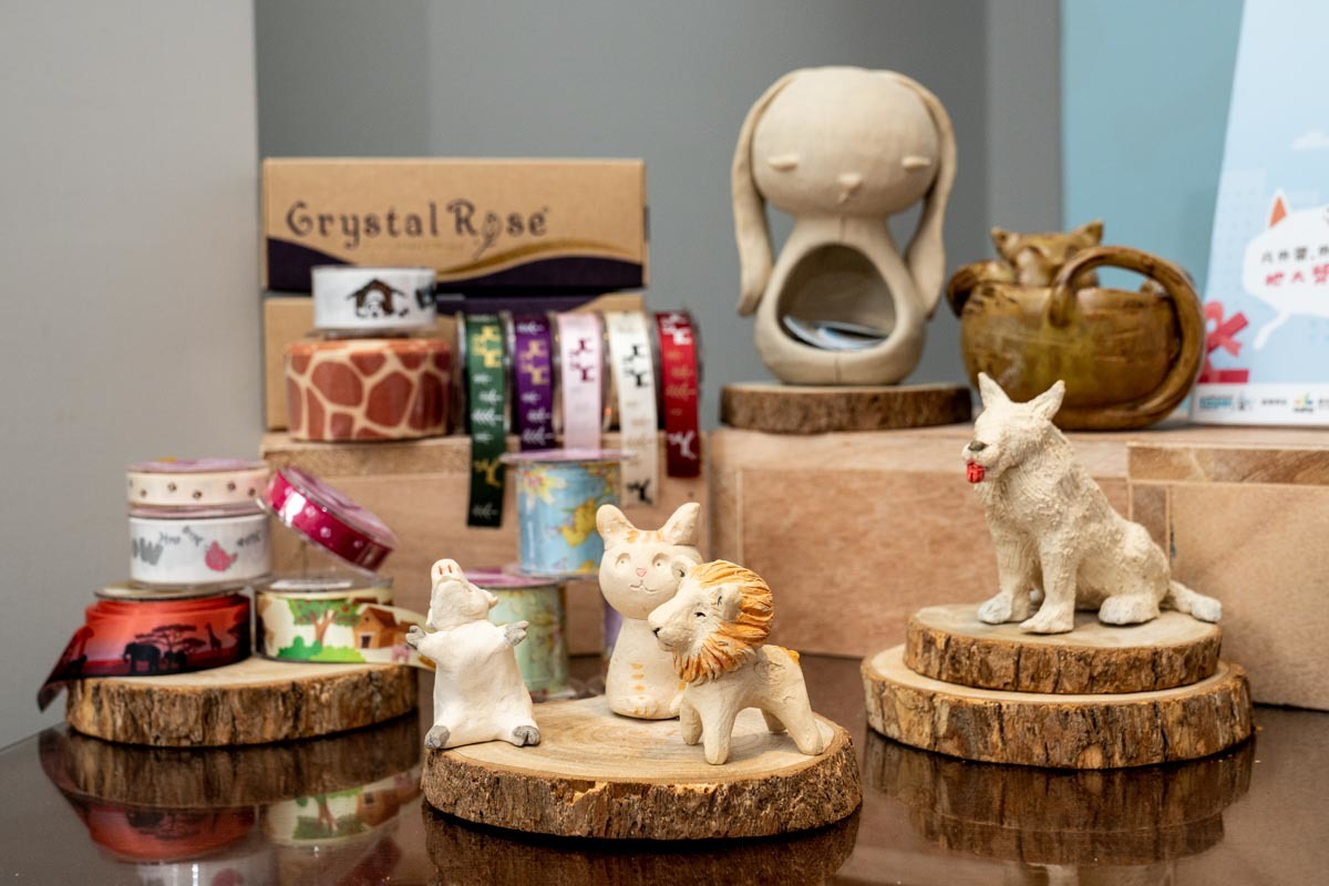 「Crystal_Rose緞帶專賣店」及「抱瓶庵藝事空間」展示動物相關特色產品