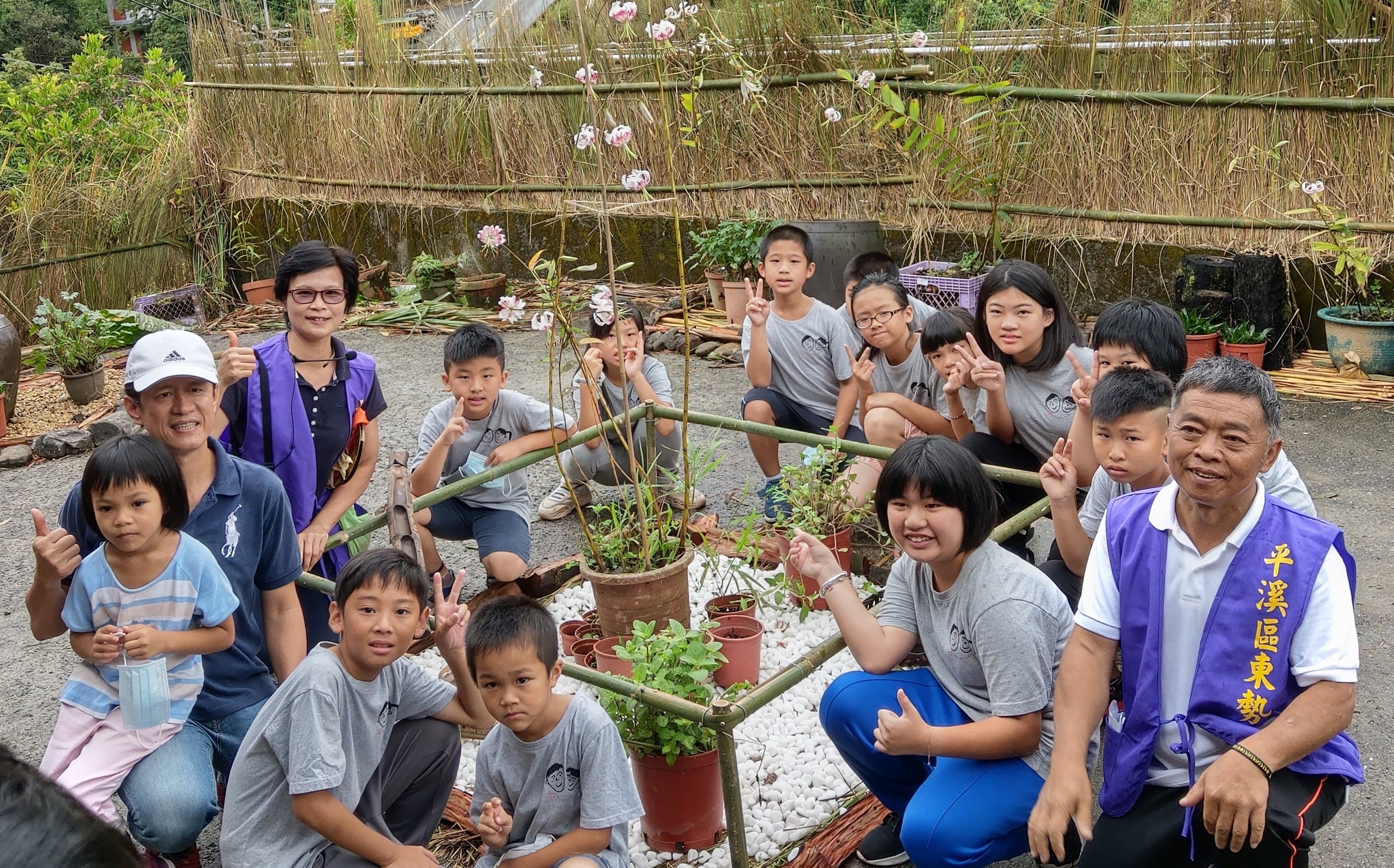 平溪國小發展「平溪仔『悉』遊記」校本特色課程，中間為豔紅鹿子百合復育(資料照)