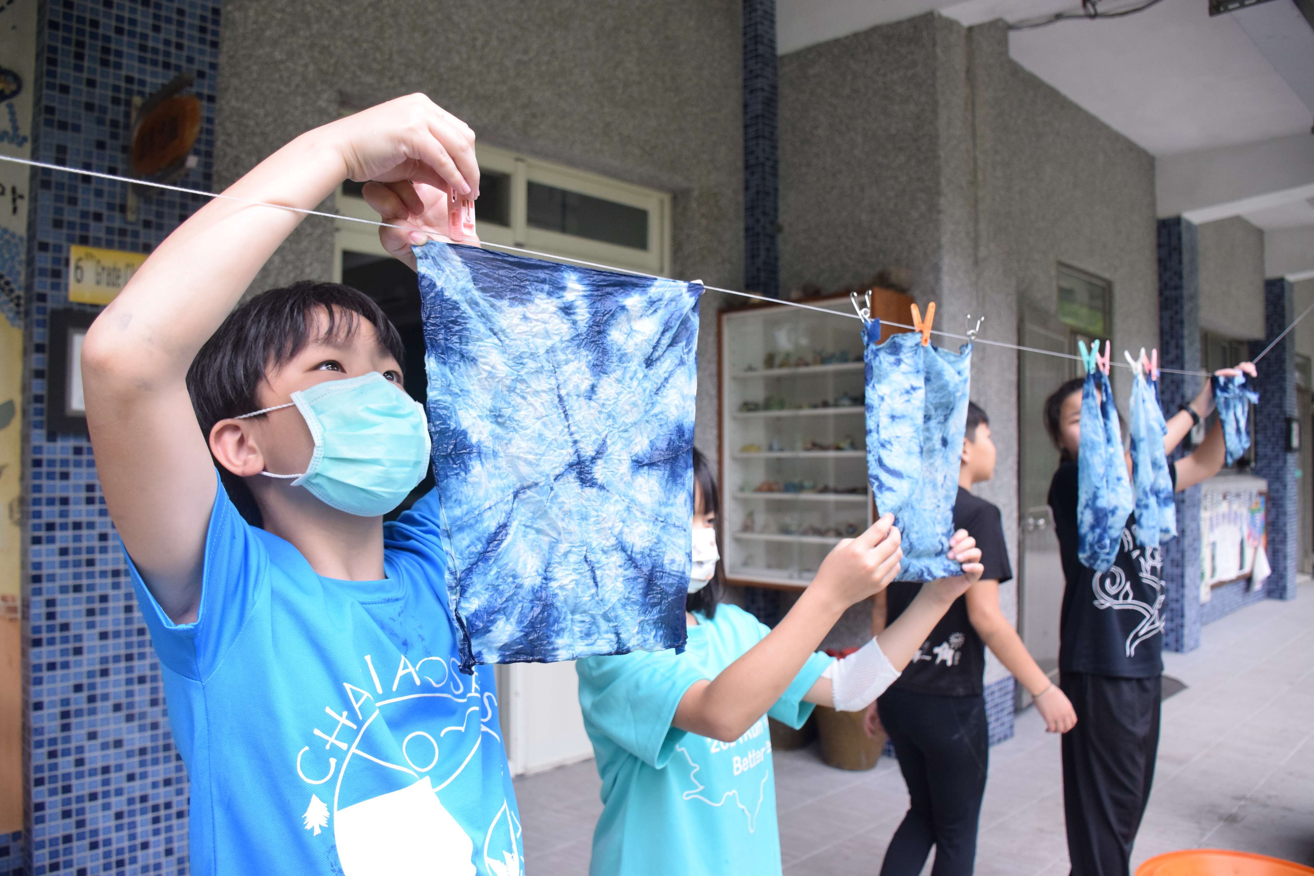 草木染教室作品展示，認識環境與人文產業的連結(資料照)