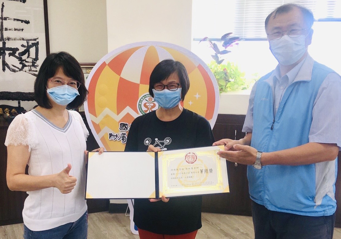東大附特物理治療師張淑峯(中)榮獲今年教育大愛菁師獎