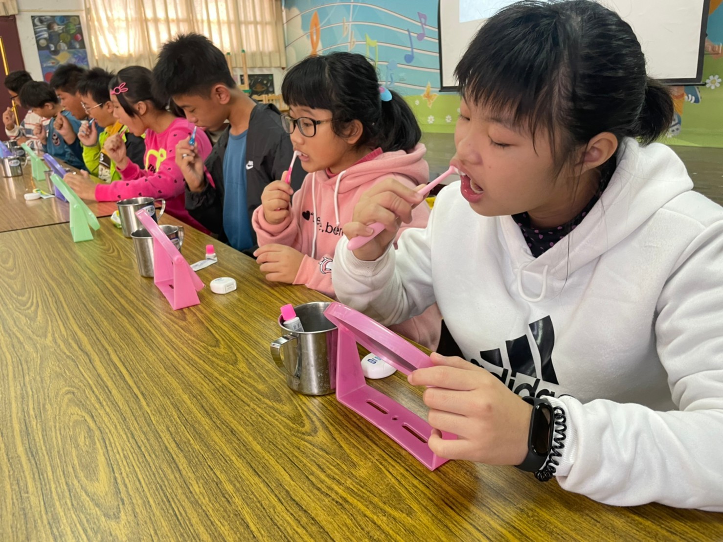 潔牙觀摩比賽--潔牙技巧深獲評審好評

嘉義縣北美國小，在109年健康促進口腔保健議題當中獲得特優。平時除了教導孩子們正確的潔牙方式外，也倡導少喝含糖飲料，並選出潔牙小達人，利用獎勵制度，讓孩子們自發性潔牙。
此外，校園內也會張貼口腔保健相關海報、邀請牙醫師入班宣導或是帶領孩子們到牙膏工廠做參觀，讓他們了解正確的潔牙工具及知識。針對高風險族群，會列冊追蹤，其中窩溝封田的施作率更達到100%。
同時推動「全家一起來潔牙」活動，將潔牙這件事帶入家庭中，一同維持全家人的牙齒健康等。

採訪：嘉義縣北美國小張美志校長
