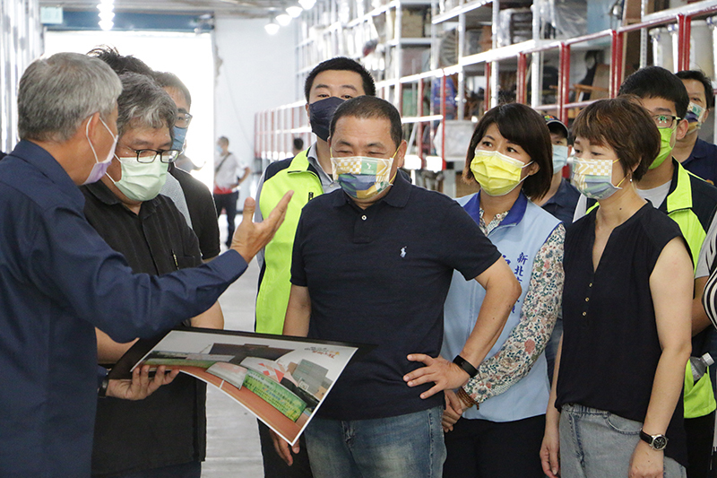 財團法人紙風車文教基金會創辦人李永豐(左二)與執行長任建誠(左一)陪同市長侯友宜視察紙風車道具倉庫