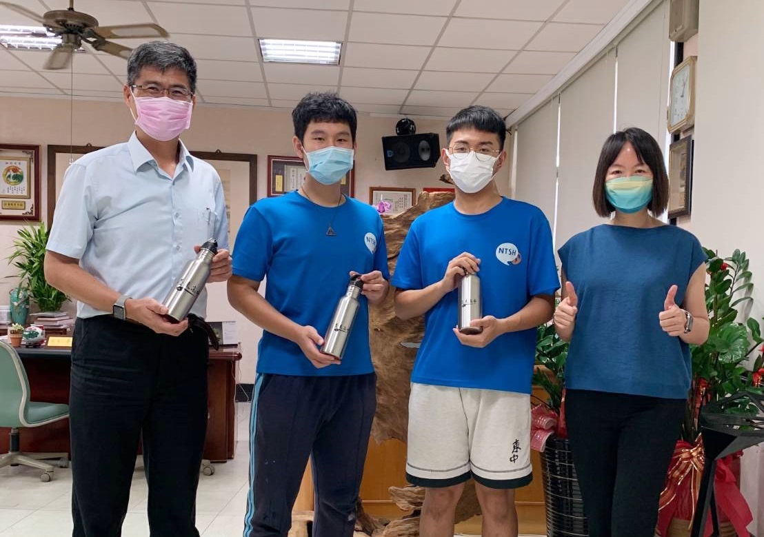 臺東高中地理科老師張增盈(左起)指導學生方銘瓏、方昱仁參加高中地理奧林匹亞競賽，全國銅牌及海報人氣獎，與校長蔡美瑤開心合影。