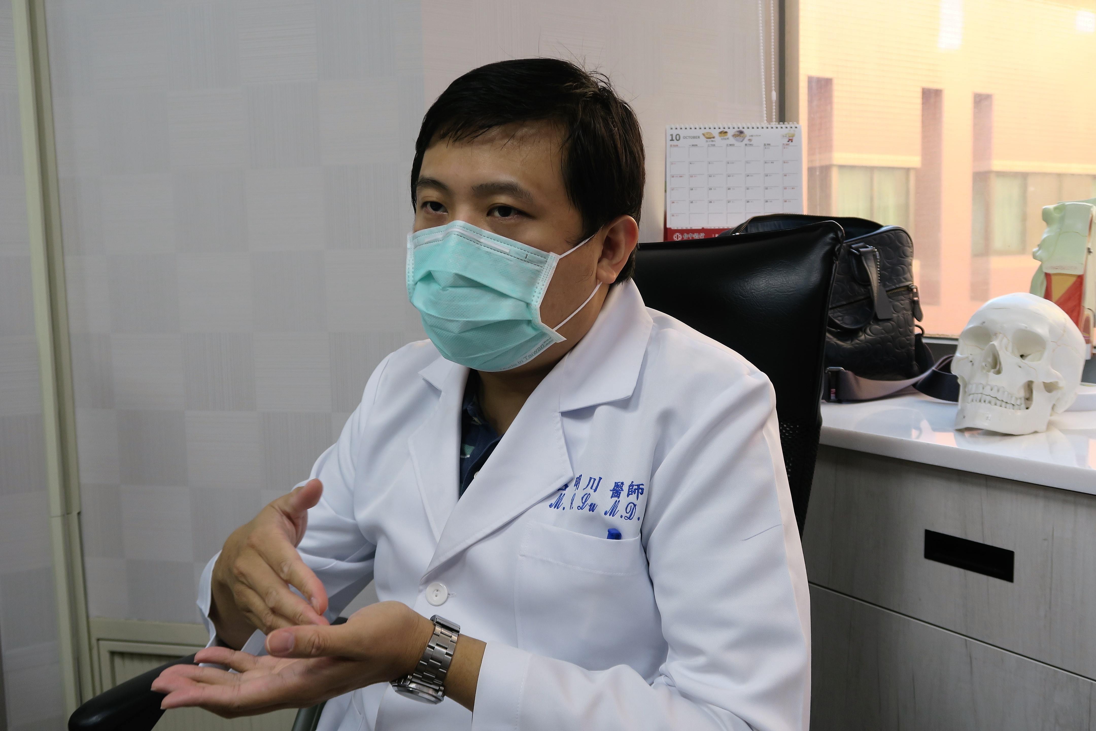 彰化醫院呂明川醫師以微創手術治療病患嚴重靜脈曲張(圖片來源：彰化醫院提供)