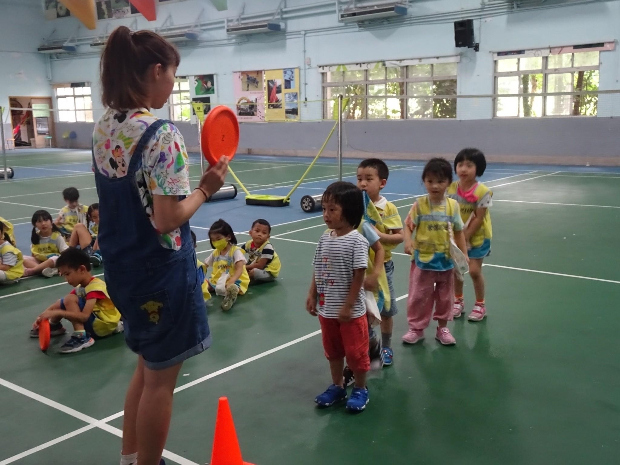 新北市結合教保活動課程大綱，編輯《例行性活動引導示例-幼兒園資源手冊》專書，幫助現場教師有所依據，讓幼兒園課程更多元化