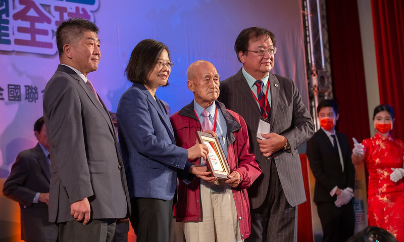 蔡英文總統出席「第74屆醫師節慶祝大會暨資深醫師及醫療典範獎頒獎典禮」，並頒發全國醫師防疫特殊貢獻獎，及表揚行醫70年資深醫師