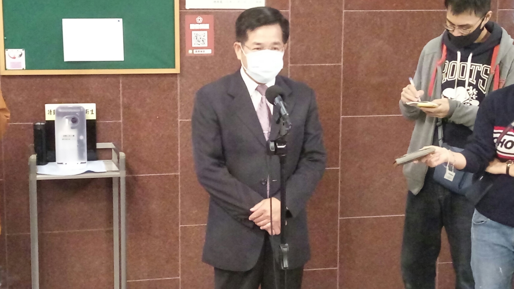 教育部部長潘文忠接受媒體提問