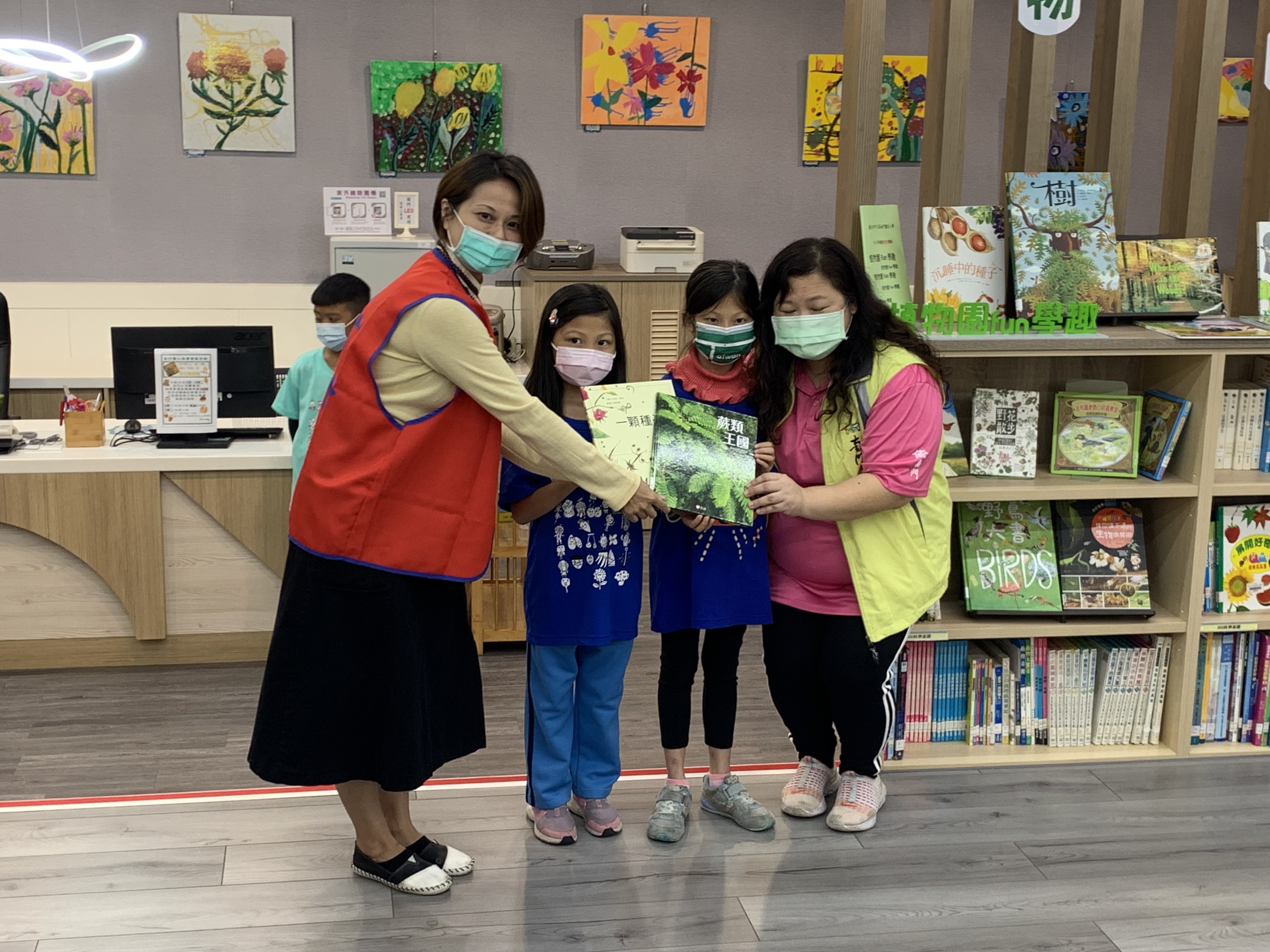 南門國小校長張秀潔(右)鼓勵同學們閱讀