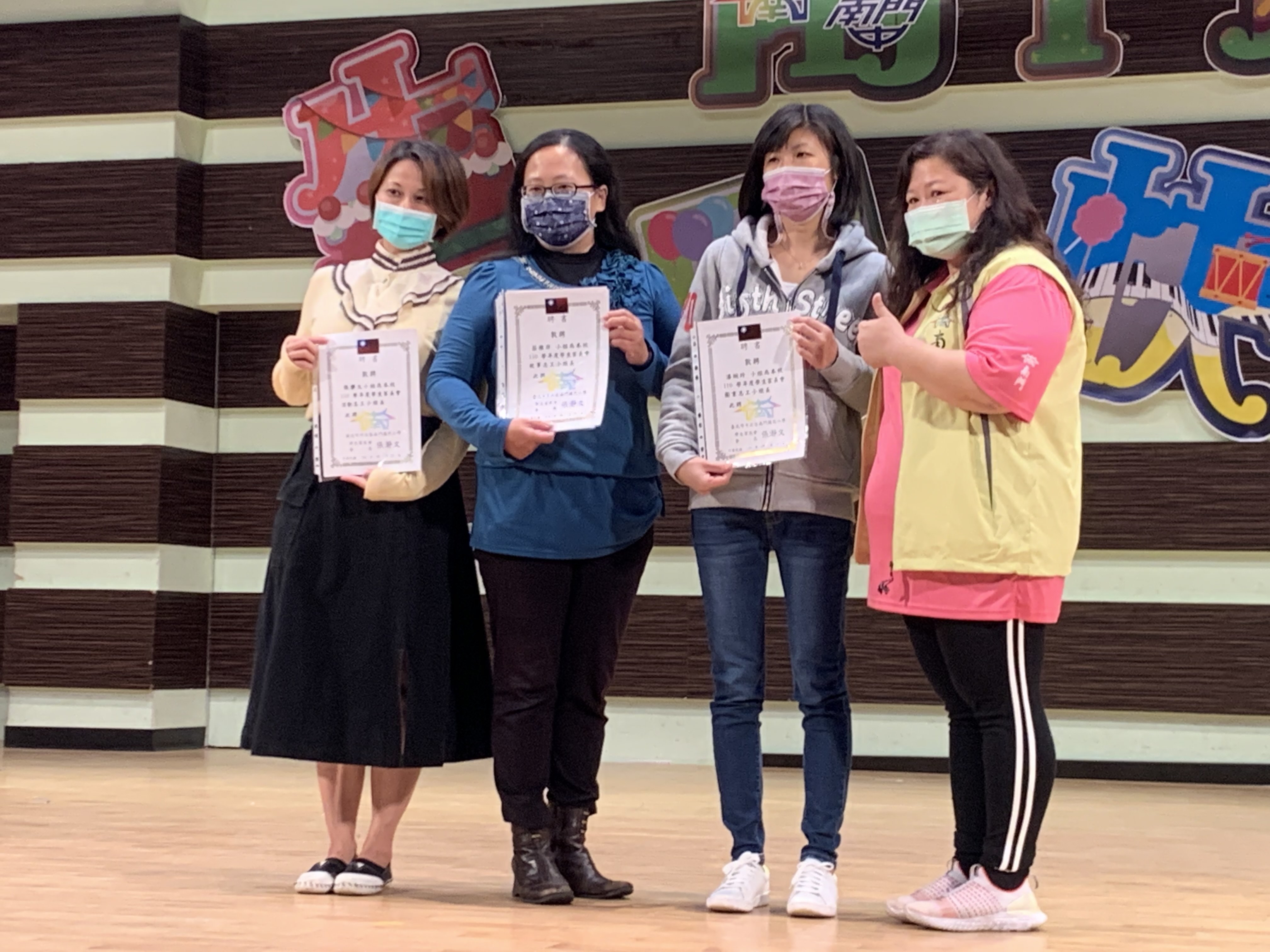 南門國小校長張秀潔(右)頒發感謝狀