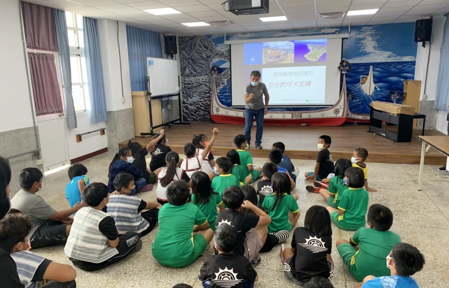 臺東縣環保局前往綠島及蘭嶼鄉國中小，舉辦安全飲用水宣導活動，期許學童將正確安全飲用水觀念帶回家中。