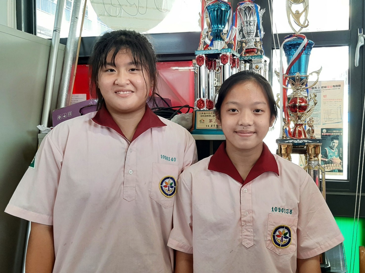 （左起）四育國中學生劉宇雯、許胤祉
