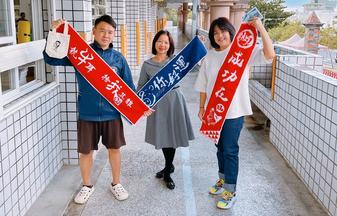 成功國小孫美珠校長(中)帶領老師和學生一起發揮創意，研發出有趣的文創小物行銷學校。