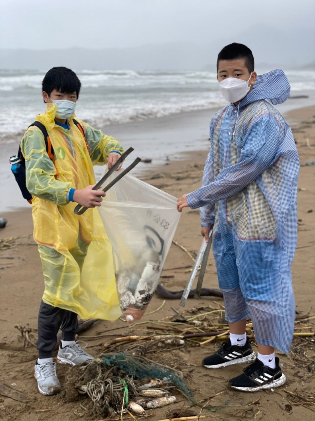 學生看到海灘上不少漁網、塑膠製品等廢棄物