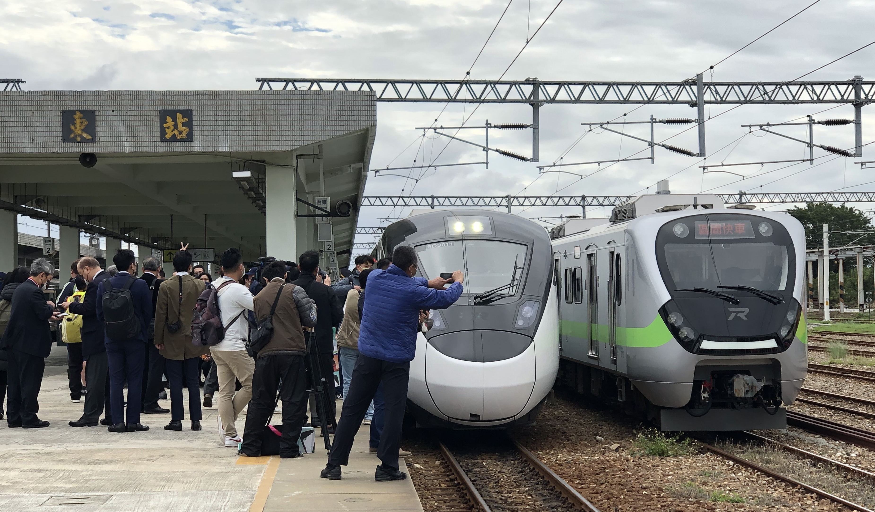 許多媒體和民眾爭相拍下EMU3000新城際列車首航的畫面