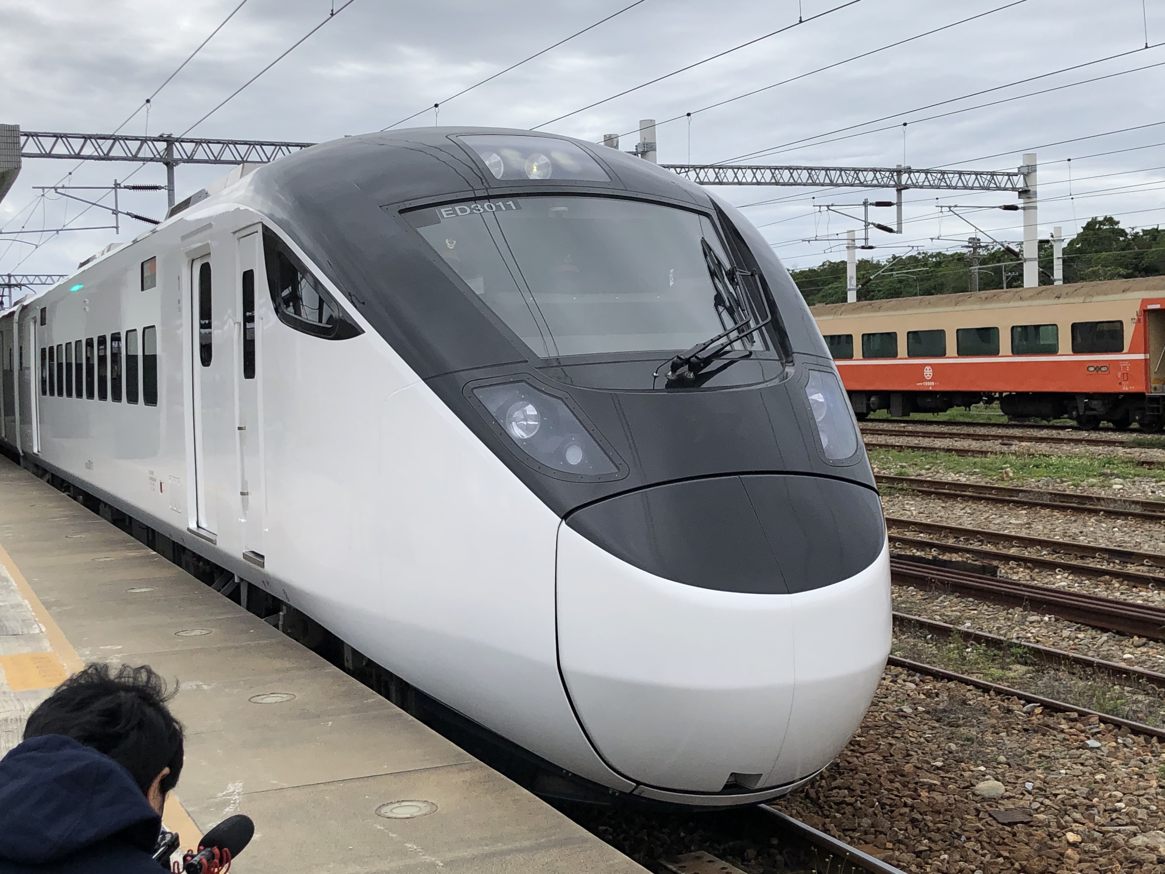 EMU3000新城際列車首航，代表臺東鐵路建設邁入新里程。