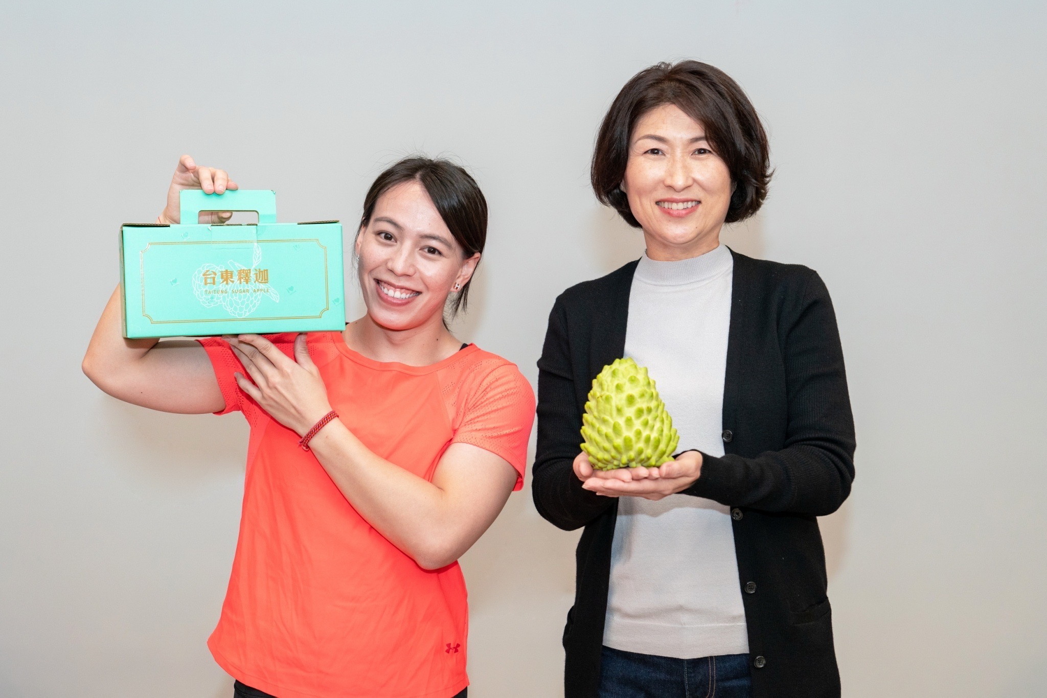 臺東縣長饒慶鈴(右)邀舉重女神郭婞淳(左)力挺家鄉與鳳梨釋迦。