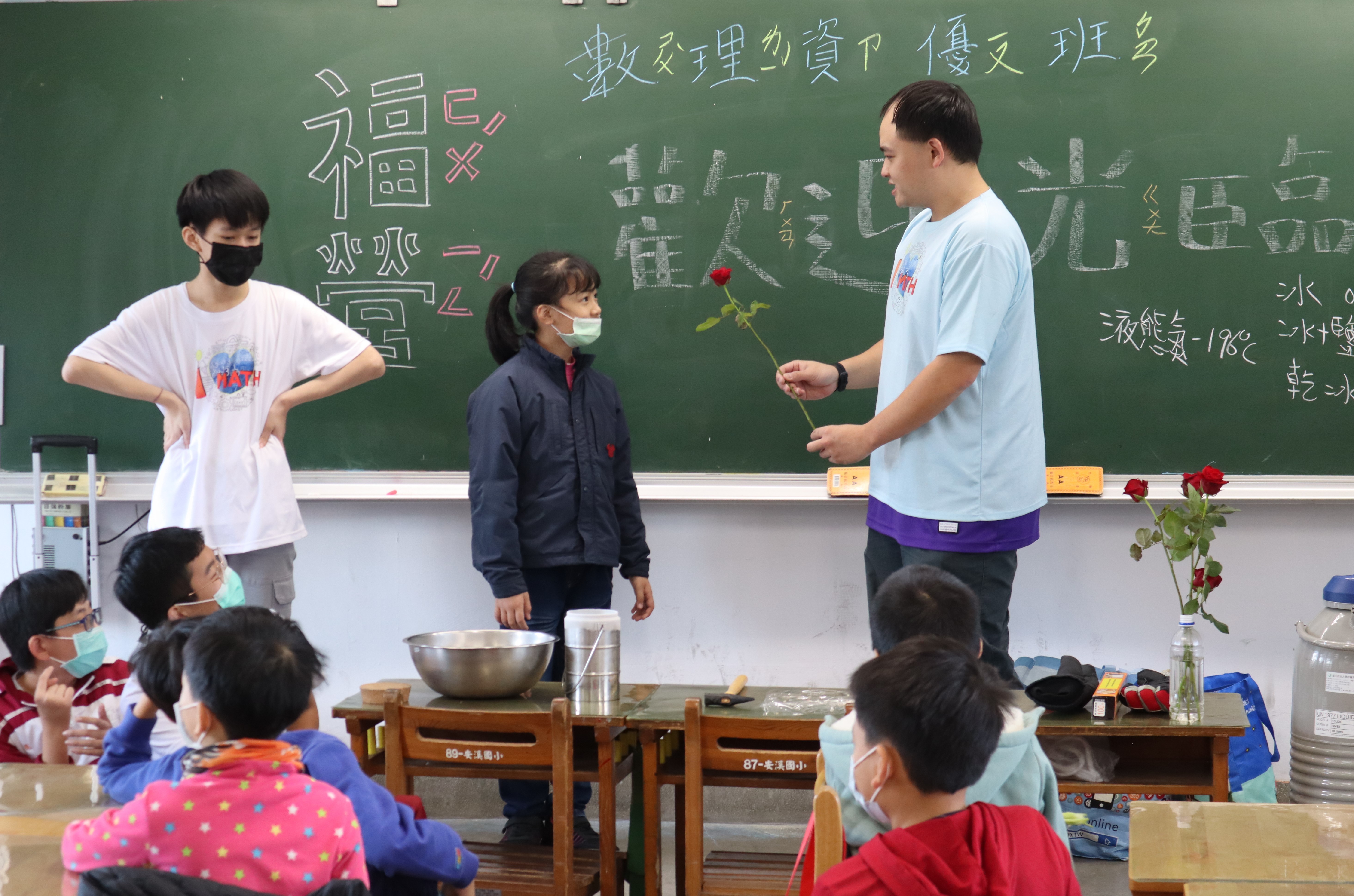 福營國中老師利用液態氮讓學生觀察玫瑰花在低溫下的現象 (新北市教育局提供)